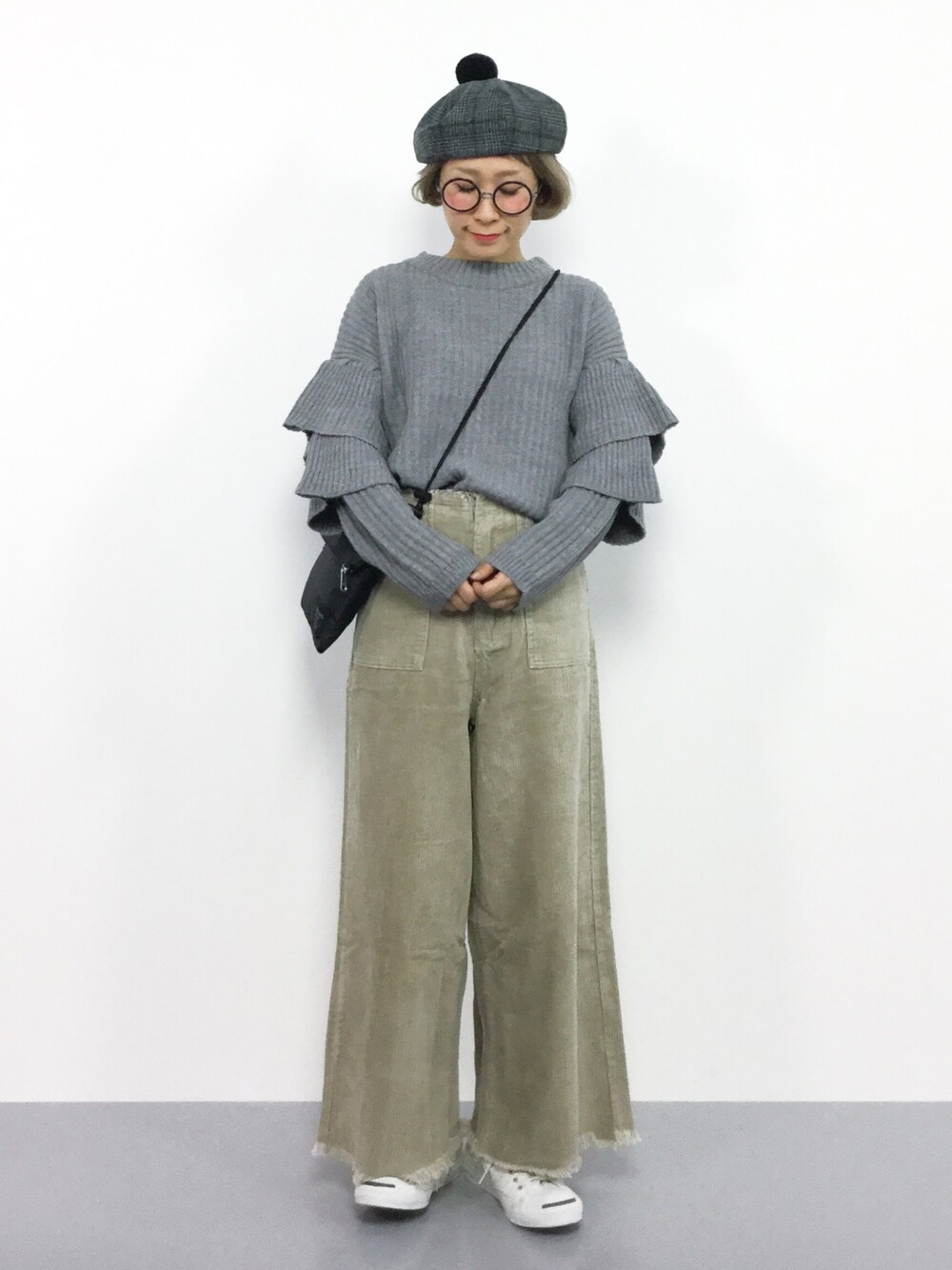 グレー系のニット/セーター、ベージュ系のその他パンツを着用したレディースの秋コーディネートの1枚目の写真