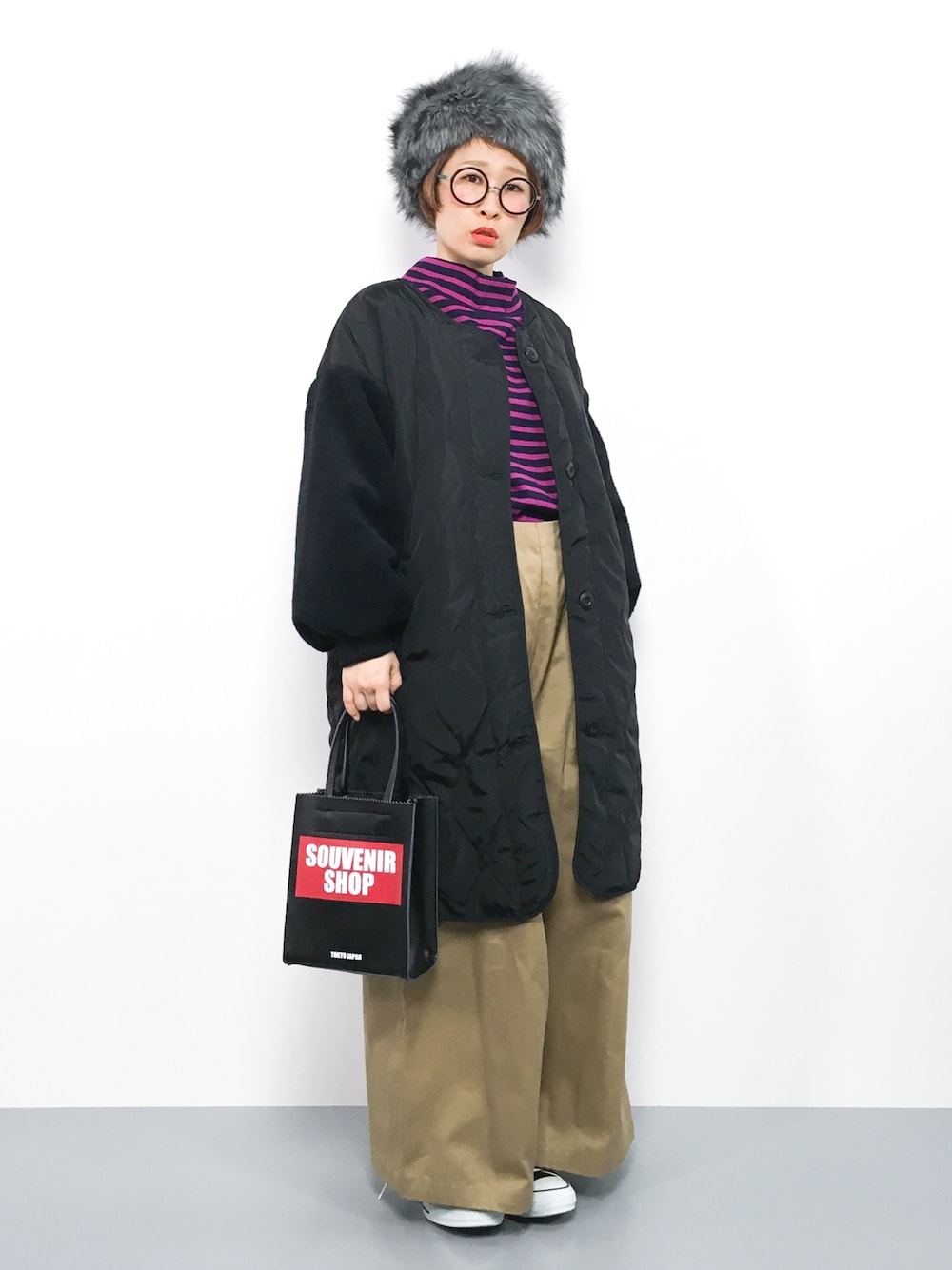 「ボーダー、チノパン、キルティング、黒、ワイドパンツ、ノーカラージャケット、個性派、ファー小物、ファー帽子、秋冬」｜「WCのWC/フェイクファーキャップ（キャップ、グレー系）」を使った、ひいこさん（レディース・154cm）の秋コーディネートの1枚目の写真
