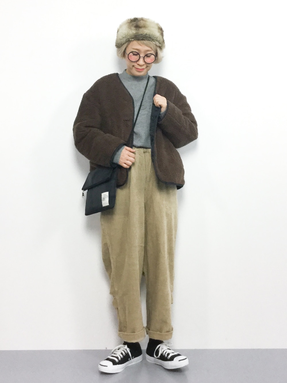 「ニット、ワントーンコーデ、冬コーデ、コーデュロイパンツ、リバーシブル、イージーパンツ、ボアジャケット、ノーカラージャケット、ファー帽子、サコッシュ」｜「ichiのi c h i コーデュロイ リラックス イージーパンツ（その他パンツ、ベージュ系）」を使った、ひいこさん（レディース・154cm）の秋コーディネートの1枚目の写真