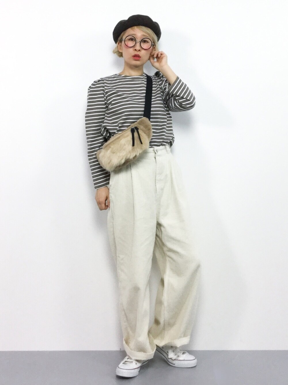 ベージュ系のTシャツ/カットソー、ベージュ系のボディバッグ/ウエストポーチ、ホワイト系のその他パンツを着用したレディースの秋コーディネートの1枚目の写真