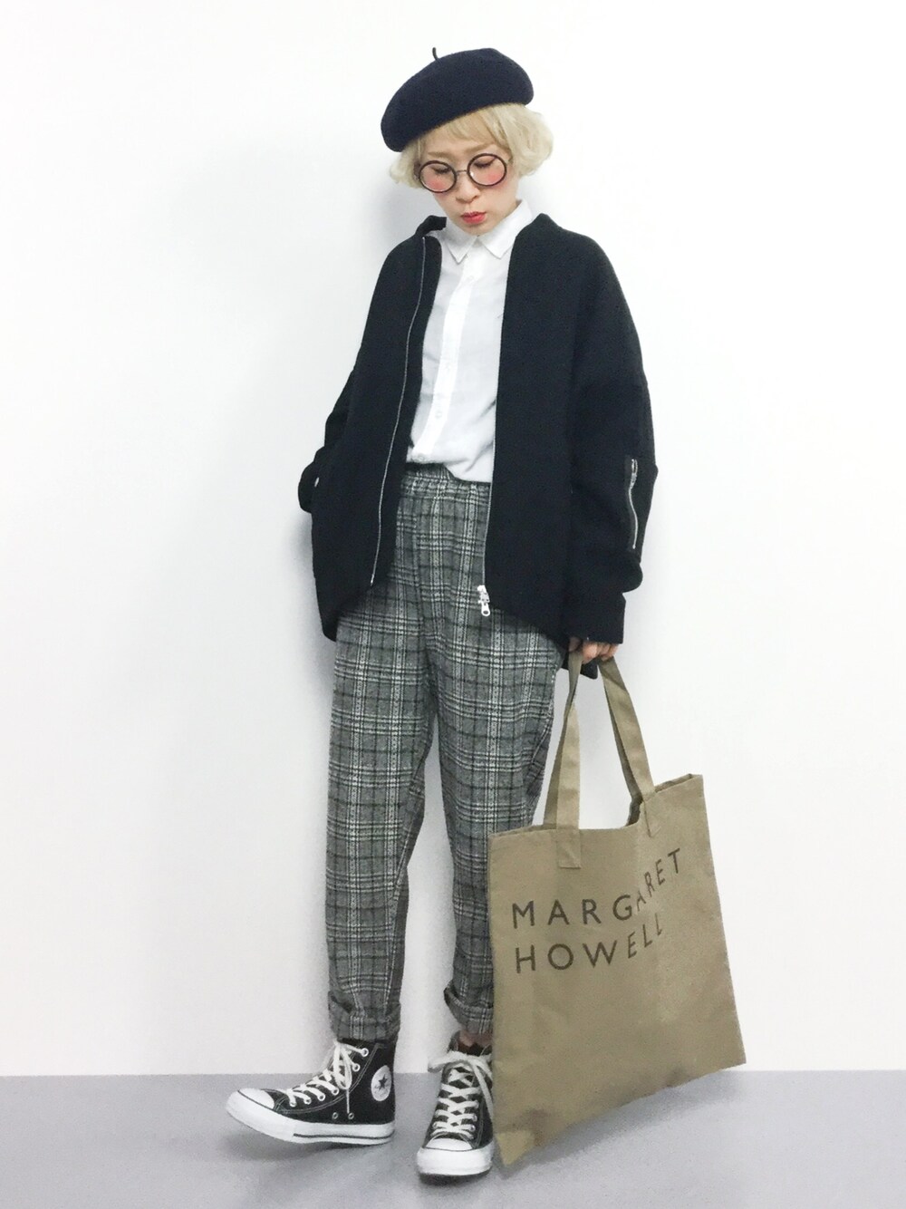 「テーパードパンツ、コンバース、アウター、ビッグシルエット、白シャツ、ベレー帽、冬コーデ、チェックパンツ、イージーパンツ、グレンチェック」｜「I am I in fact...の1/10モッサー　ビッグブルゾン（ブルゾン、ブラック系）」を使った、ひいこさん（レディース・154cm）の秋コーディネートの1枚目の写真