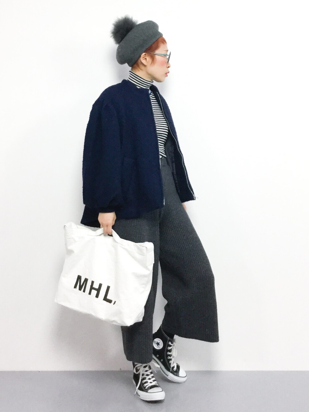 「コンバース、ベレー帽、ネイビー、MHL.、冬コーデ、大人カジュアル、ボーダーニット、タートルネックニット、ニットパンツ、バルーンスリーブ」｜「CHILD WOMANの14GG梳毛配色     リブタートル（ニット/セーター、その他）」を使った、ひいこさん（レディース・154cm）の冬コーディネートの1枚目の写真