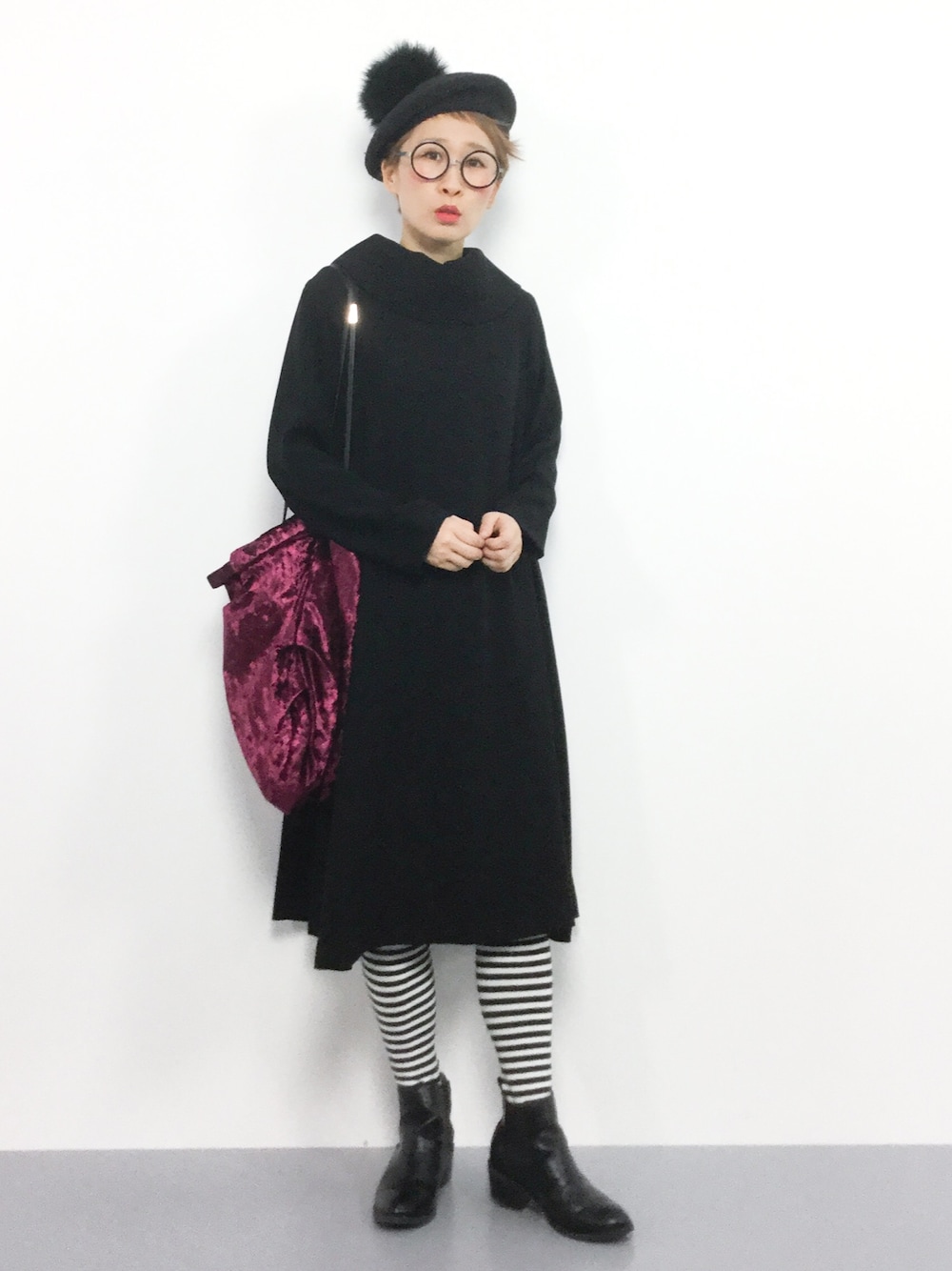 「ワンピース、ブラック、ベレー帽、ボルドー、黒、ショートブーツ、ボーダーソックス、黒ワンピ、しましまソックス、ひいこーで」｜「LEPSIMのソフトBIGショルダーバッグ　779102（ショルダーバッグ、レッド系）」を使った、ひいこさん（レディース・154cm）の冬コーディネートの1枚目の写真