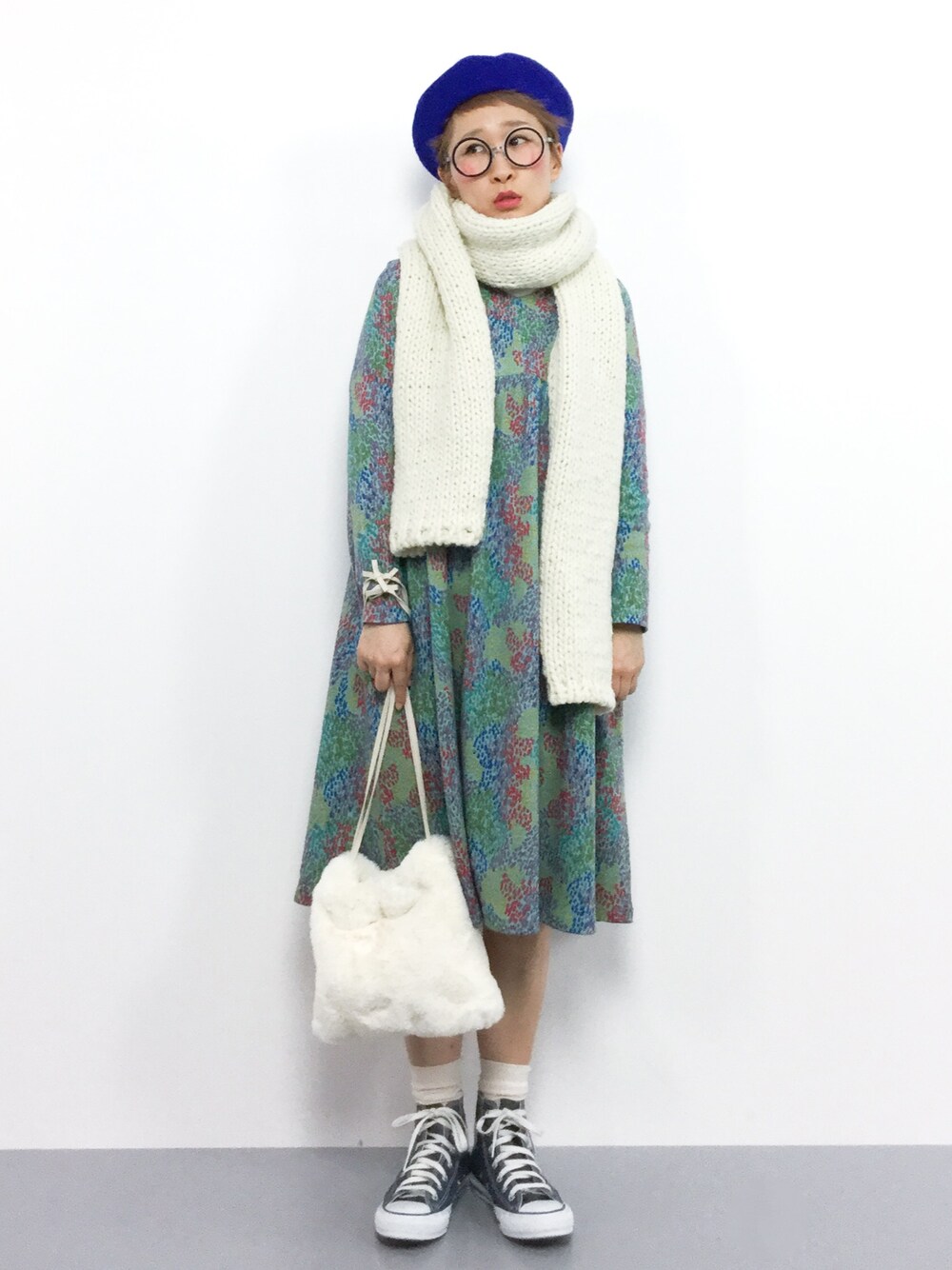 「コンバース、ワンピース、マフラー、プリント、冬コーデ、カラフル、ファーバッグ、巾着バッグ、ワンピース×スニーカー、ひいこーで」｜「FREAK'S STOREのペルーボリュームマフラー（マフラー、ホワイト系）」を使った、ひいこさん（レディース・154cm）の冬コーディネートの1枚目の写真
