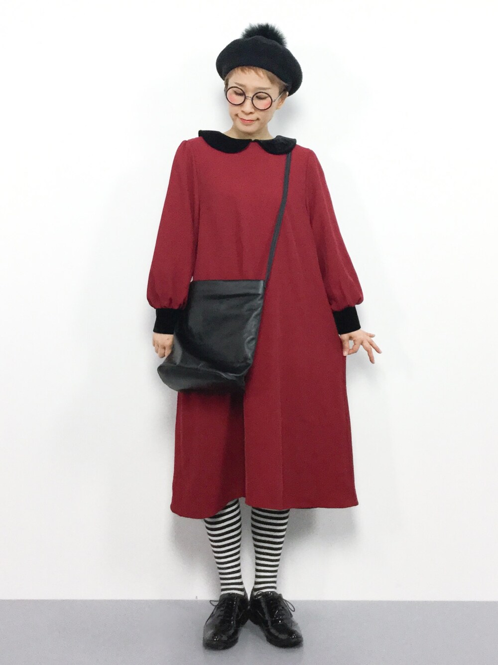 「ワンピース、ベレー帽、赤、ドレスシューズ、丸襟、ボーダーソックス、しましまソックス、merlot、ベレー帽×メガネ、ひいこーで」｜「Edit Sheenのシンプルショルダーバッグ（ショルダーバッグ、ブラック系）」を使った、ひいこさん（レディース・154cm）の冬コーディネートの1枚目の写真