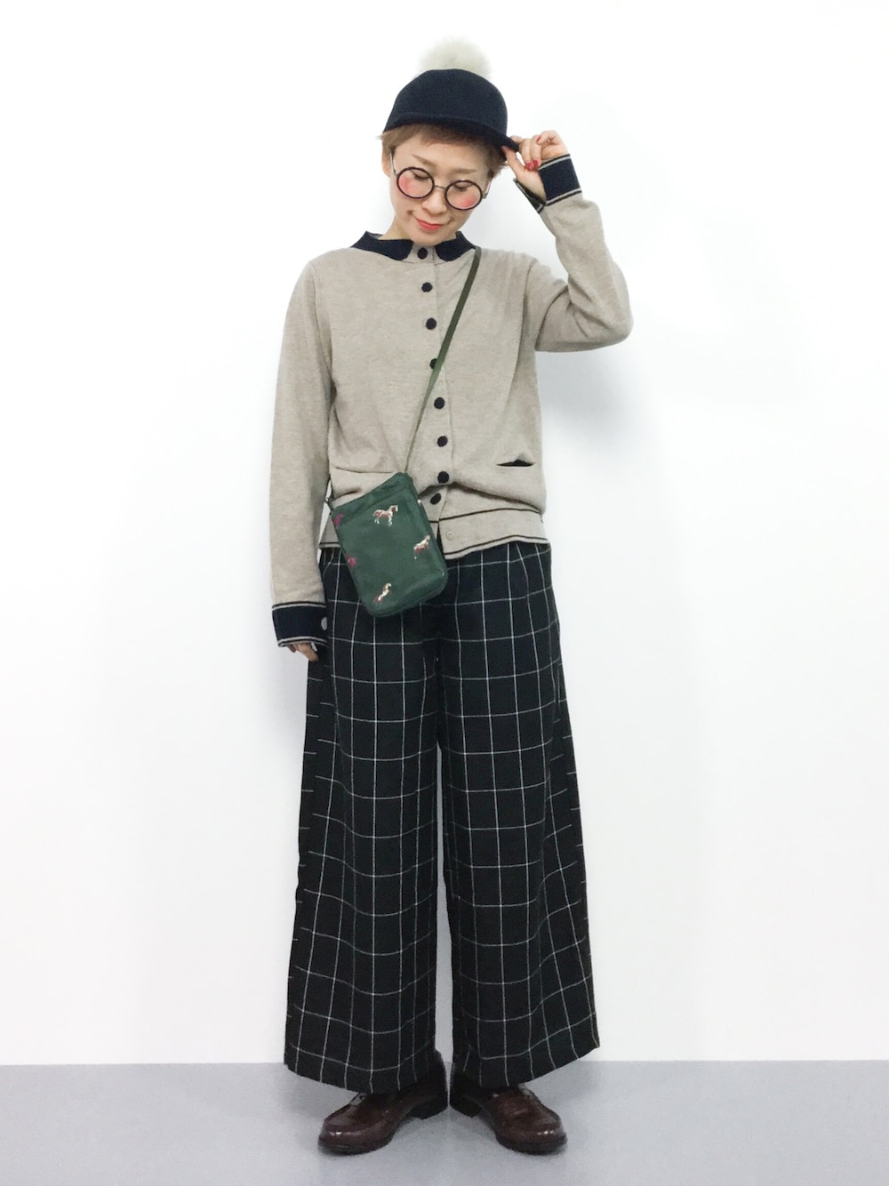 「カーディガン、キャップ、ニットカーディガン、ローファー、冬コーデ、ワイドパンツ、チェックパンツ、ミニバッグ、ポンポン、ひいこーで」｜「Raffaello Bettiniの(RAFFAELLO BETTINI)ポンポンファー付きキャップ（キャップ、ブルー系）」を使った、ひいこさん（レディース・154cm）の冬コーディネートの1枚目の写真