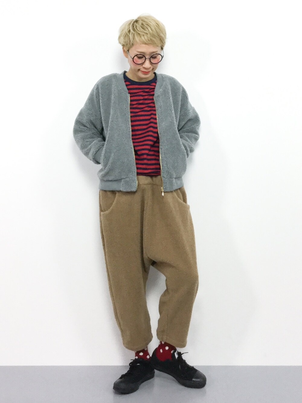 「ボア、FRAPBOIS、しましま、サルエルパンツ、冬コーデ、ベリーショート、ボーダートップス、金髪、ボアブルゾン、Saleでお安くなってますよー」｜「Bab Bou Jeloudの【WEB限定】ショートボアブルゾン（ブルゾン、グレー系）」を使った、ひいこさん（レディース・154cm）の冬コーディネートの1枚目の写真