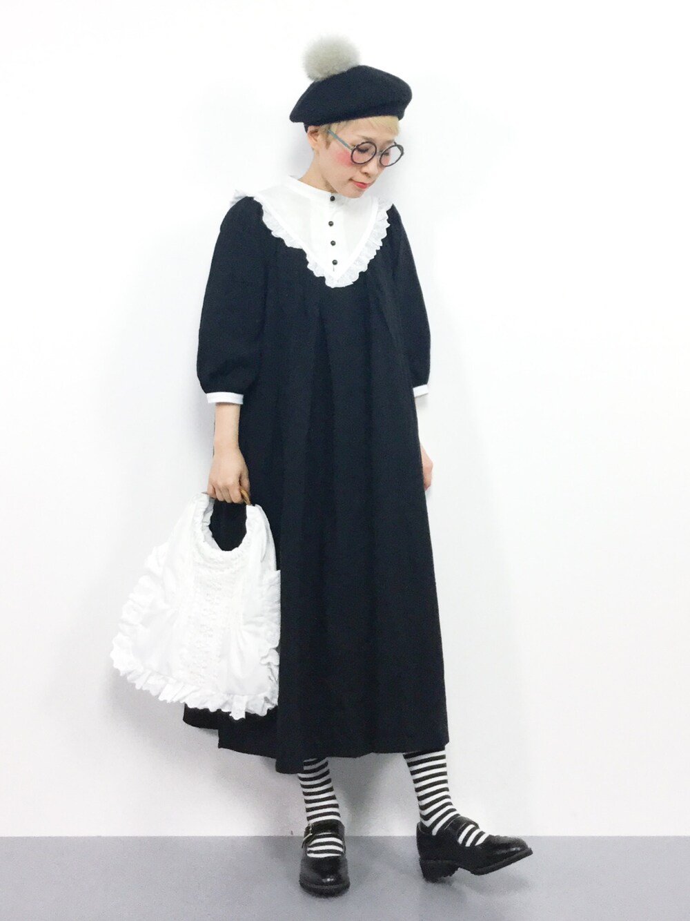 「ワンピース、ベレー帽、レース、ウィングチップシューズ、ボーダーソックス、モノトーンコーデ、低身長、merlot、ひいこーで」｜「MERLOTのV字フリル切替ワンピース7356（シャツワンピース、ブラック系）」を使った、ひいこさん（レディース・154cm）の冬コーディネートの1枚目の写真