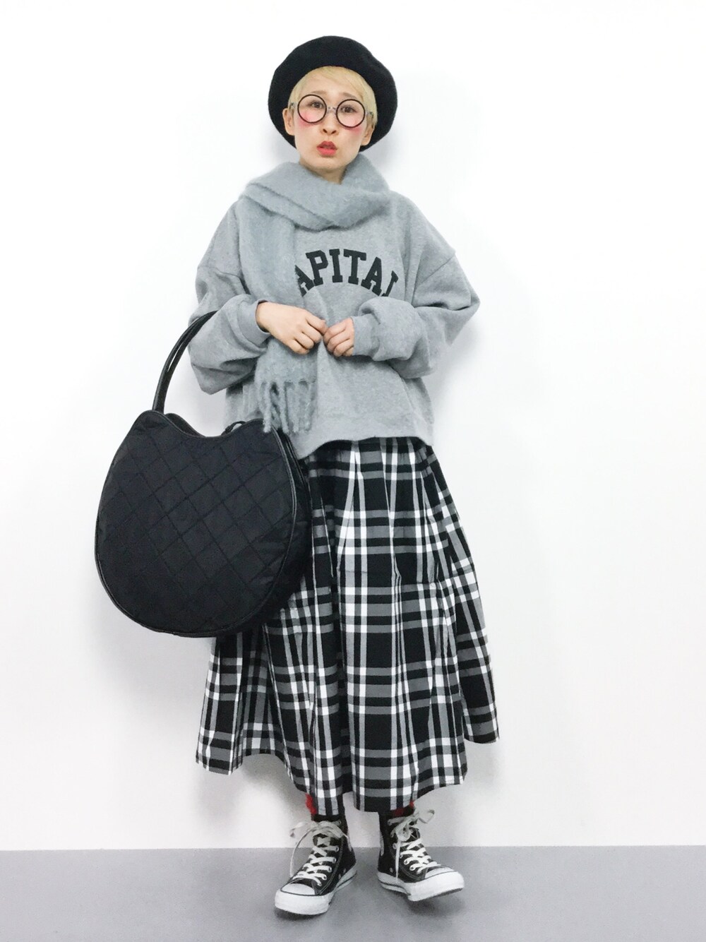 「スウェット、マフラー、converse、トレーナー、ロゴスウェット、チェックスカート、ネコ、スカート×スニーカー、ベレー帽×メガネ、Saleでお安くなってますよー」｜「14+のシンプルバスクベレー帽（ハンチング/ベレー帽、ブラック系）」を使った、ひいこさん（レディース・154cm）の冬コーディネートの1枚目の写真