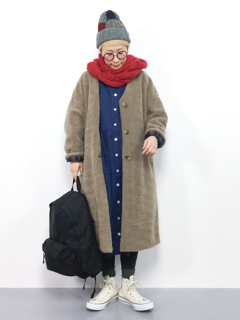 「ワンピース、スヌード、リュック、ニット帽、FRAPBOIS、冬コーデ、ノーカラーコート、シャツワンピ、ボアコート、Saleでお安くなってますよー」｜「14+のネパールモザイクニットワッチ（ニットキャップ/ビーニー、レッド系）」を使った、ひいこさん（レディース・154cm）の冬コーディネートの1枚目の写真