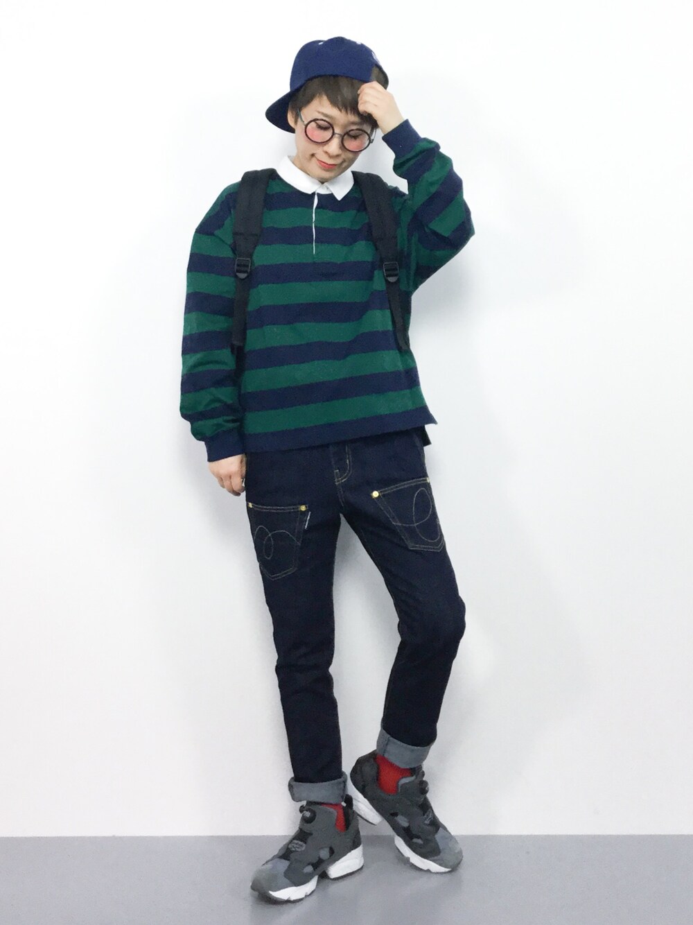 グリーン系のTシャツ/カットソー、ブルー系のデニムパンツを着用したレディースの冬コーディネートの1枚目の写真