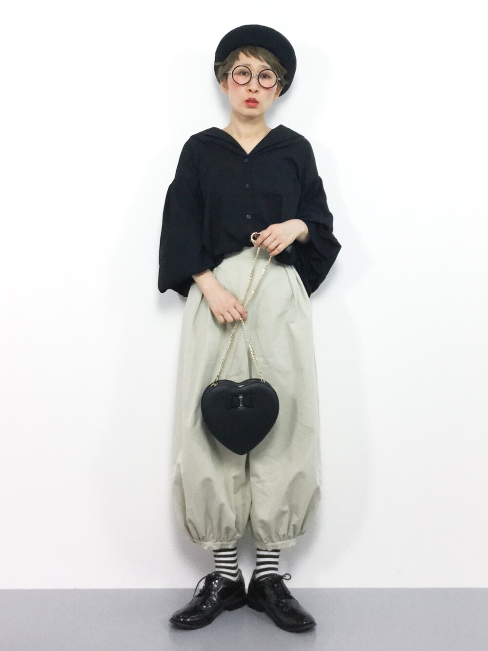 「ブラウス、クロップドパンツ、春コーデ、プチプラコーデ、ボーダーソックス、merlot、バルーンスリーブ、ベレー帽×メガネ、ボリューム袖」｜「Adam et Rope' Le Magasinのコットンサーモベレー（ハンチング/ベレー帽、ブラック系）」を使った、ひいこさん（レディース・154cm）の冬コーディネートの1枚目の写真
