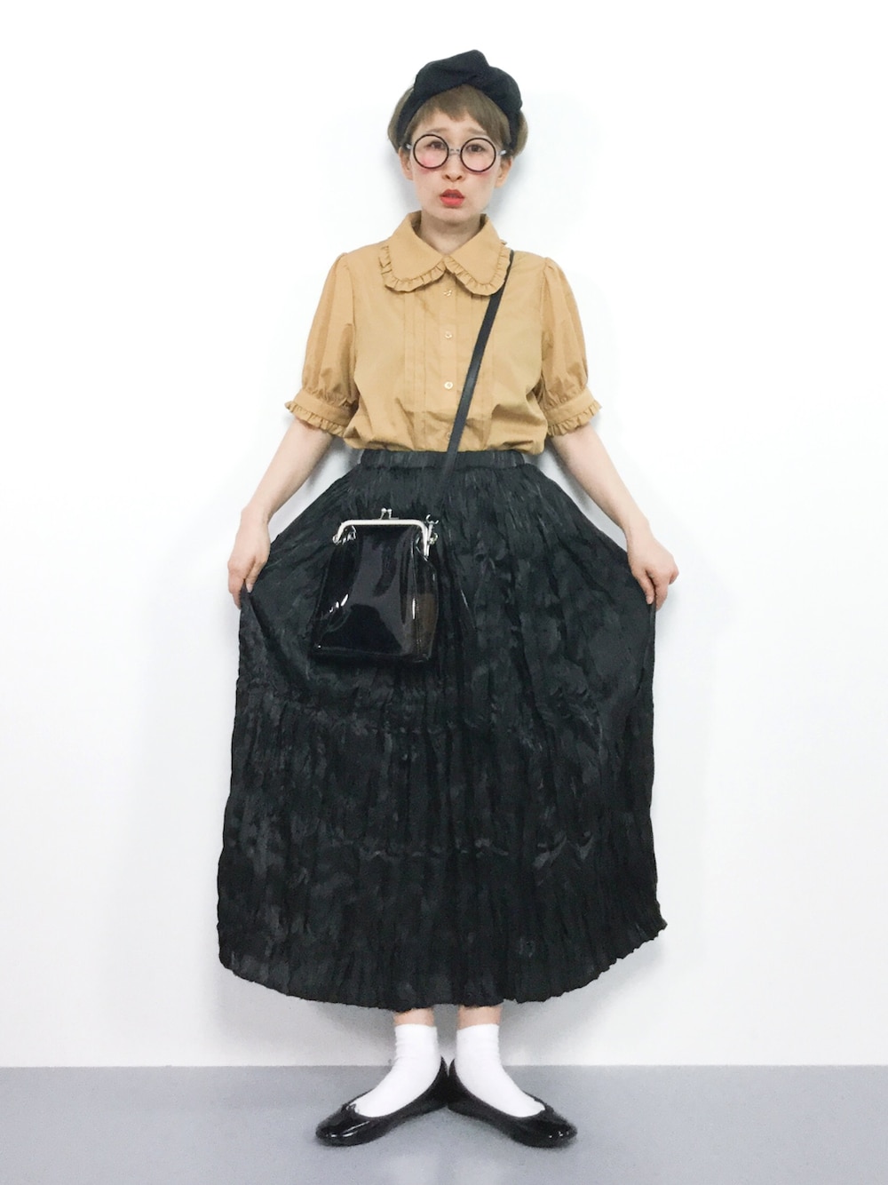 「ブラウス、プリーツスカート、クリアバッグ、フリルブラウス、大人ガーリー、merlot、がま口バッグ」｜「SENSE OF PLACE by URBAN RESEARCHの2WAYクリアショルダー（ショルダーバッグ、ブラック系）」を使った、ひいこさん（レディース・154cm）の春コーディネートの1枚目の写真
