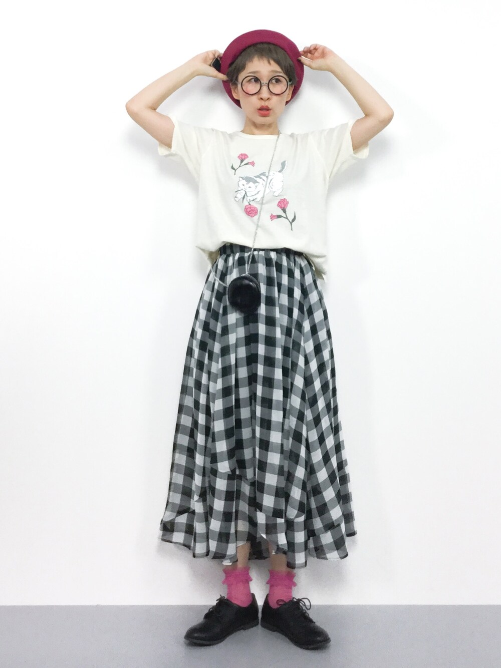 「ベレー帽、Tシャツ、ロングスカート、チェックスカート、オックスフォード、オジ靴、ネコ、ミニバッグ、ヘムスカート」｜「niko and...のオリジナルカラーサーモベレー帽【niko and ...】（ハンチング/ベレー帽、レッド系）」を使った、ひいこさん（レディース・154cm）の春コーディネートの1枚目の写真