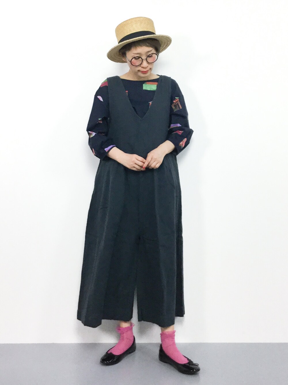「ブラウス、柄シャツ、サロペット、カオリノモリ、春コーデ、カンカン帽、低身長、むぎわら帽子」｜「l'atelier du savonのるいさんの家々　プリント　ブラウス（シャツ/ブラウス、ブルー系）」を使った、ひいこさん（レディース・154cm）の春コーディネートの1枚目の写真