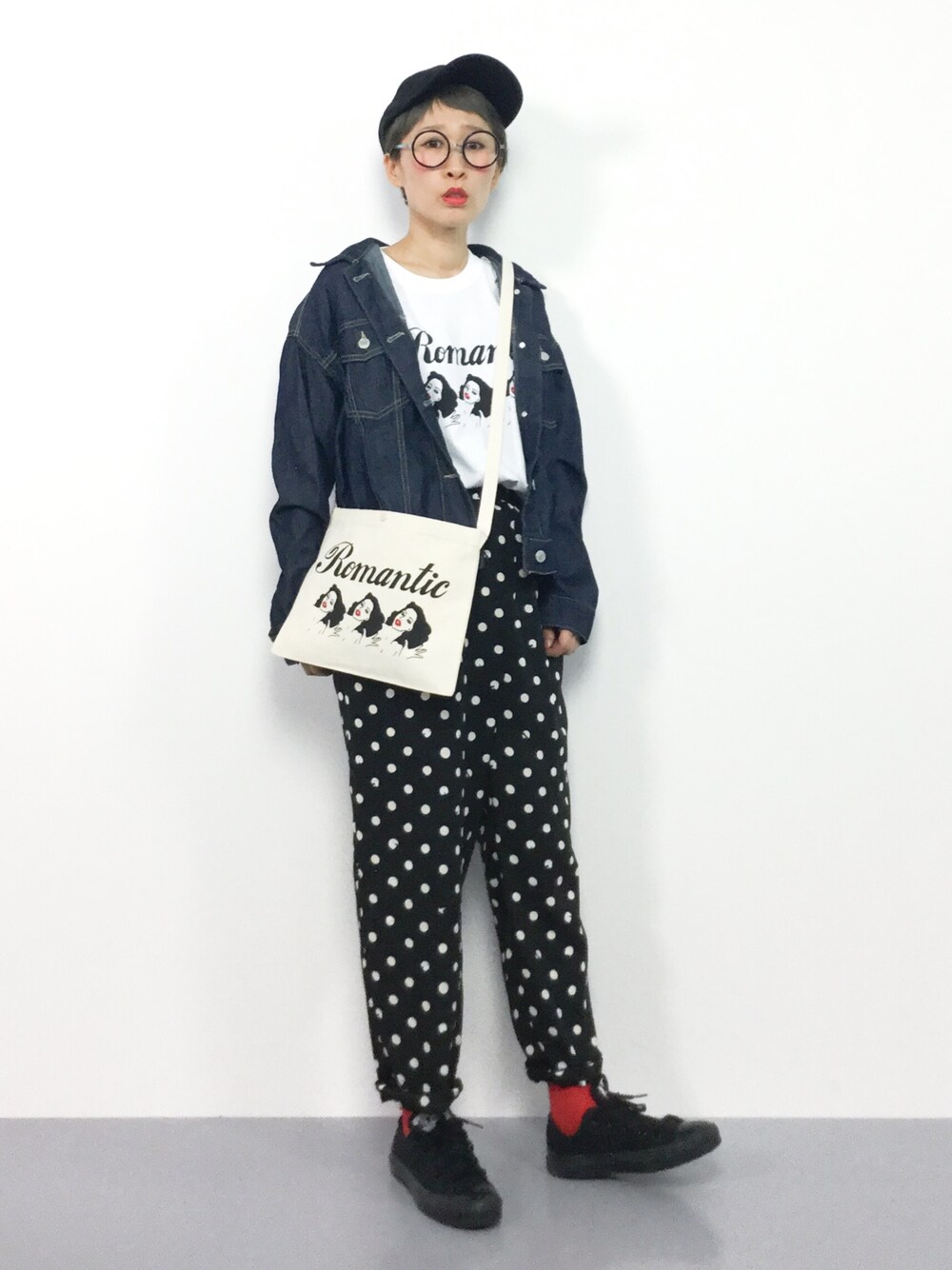 ブルー系のデニムジャケット、ホワイト系のTシャツ/カットソー、ブラック系のその他パンツを着用したレディースの春コーディネートの1枚目の写真