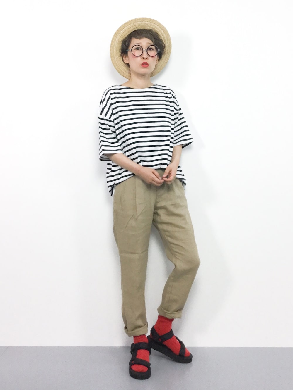 「テーパードパンツ、ボーダートップス、赤い靴下、夏コーデ、カンカン帽、ボーダーTシャツ、リネンパンツ、スポーツサンダル、むぎわら帽子、サンダルに靴下」｜「JOURNAL STANDARD relumeの18/-リサイクルコットン ボーダーTシャツ（Tシャツ/カットソー、ブラック系）」を使った、ひいこさん（レディース・154cm）の春コーディネートの1枚目の写真