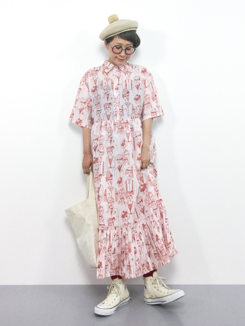 レッド系のワンピース、ベージュ系のハンチング/ベレー帽を着用したレディースの夏コーディネートの1枚目の写真