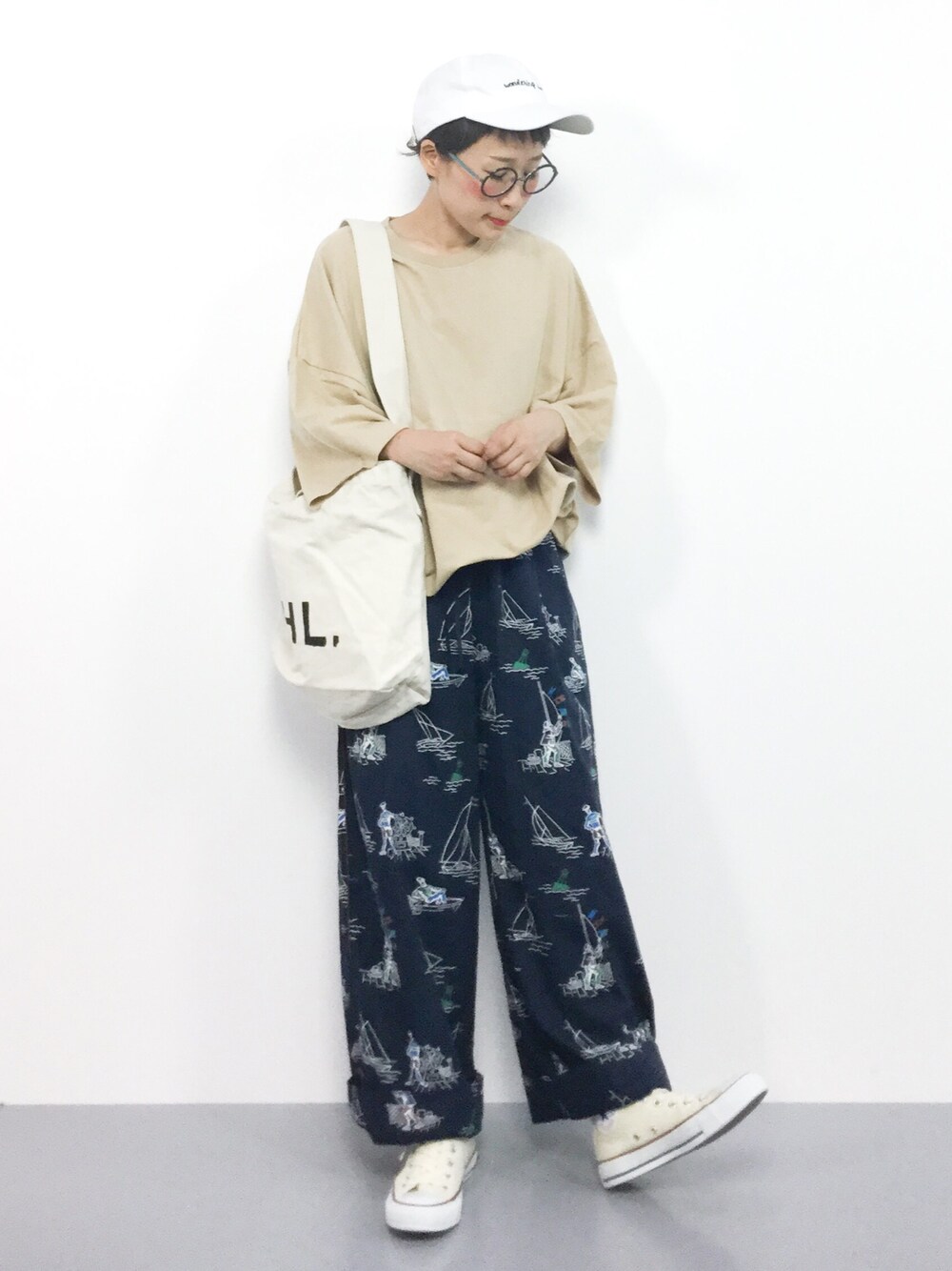 「柄パンツ、ベージュ、キャップ、MHL.、マリン、夏コーデ、カジュアルコーデ、半袖スウェット」｜「MHL.のHEAVY COTTON CANVAS（ショルダーバッグ、ホワイト系）」を使った、ひいこさん（レディース・154cm）の夏コーディネートの1枚目の写真