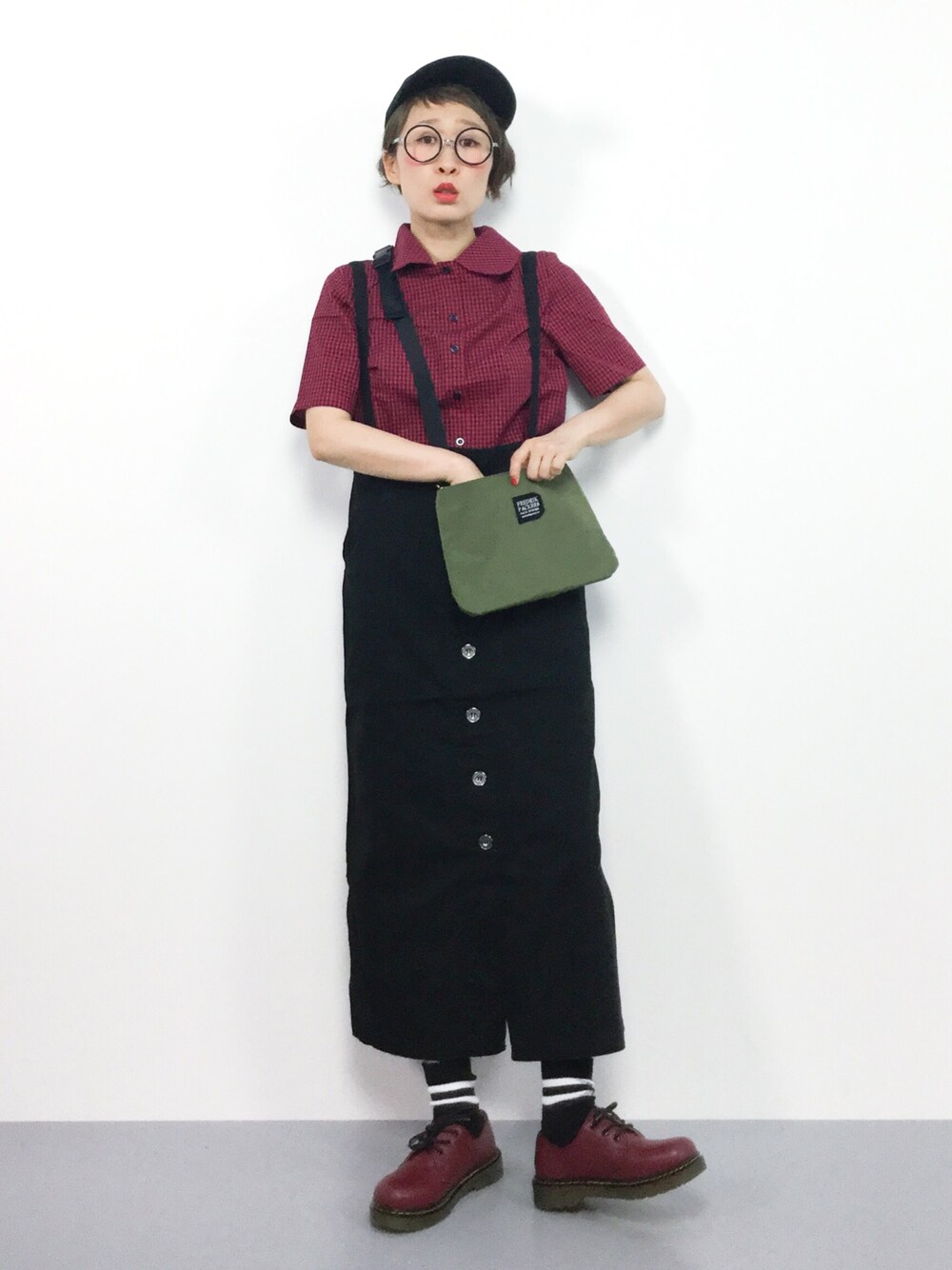 グリーン系のショルダーバッグ、レッド系のシャツ/ブラウス、ブラック系のデニムスカートを着用したレディースの夏コーディネートの1枚目の写真