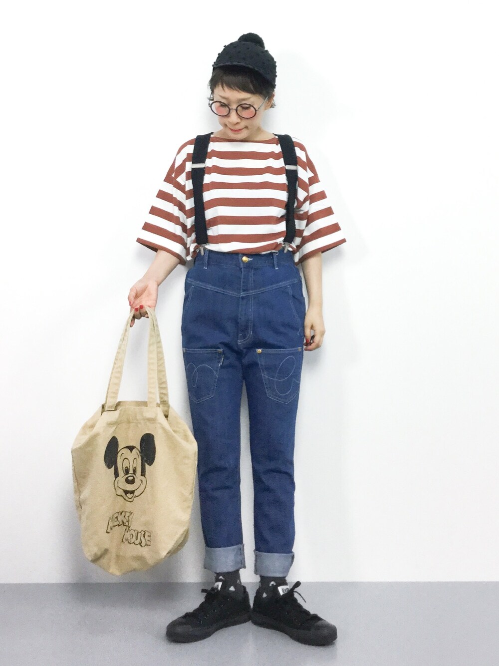 イエロー系のトートバッグ、ブラウン系のTシャツ/カットソー、ブルー系のデニムパンツを着用したレディースの夏コーディネートの1枚目の写真