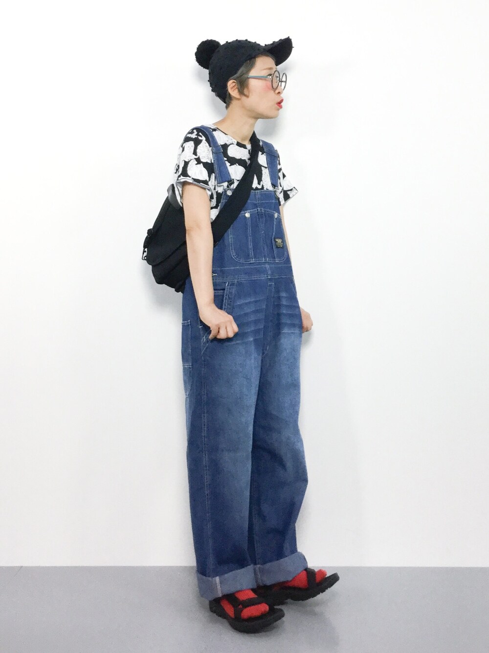 「夏、denim、ショルダーバッグ、キャップ、サロペット、オーバーオール、赤い靴下、ネコ、teva、サンダル×靴下」｜「didiziziの◎ネコポーズ      Tシャツ（Tシャツ/カットソー、ブラック系）」を使った、ひいこさん（レディース・154cm）の夏コーディネートの1枚目の写真