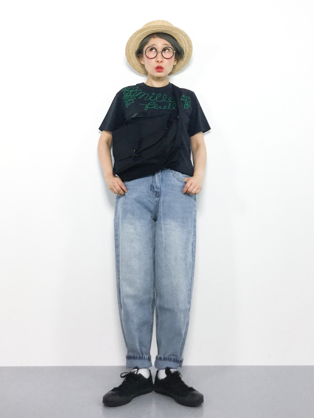 「テーパードパンツ、denim、刺繍、夏コーデ、オンザ眉毛、カンカン帽、テーパードデニム、カジュアルコーデ、むぎわら帽子」｜「CHILD WOMANの”Millefeuille”刺繍  Tシャツ（Tシャツ/カットソー、ブラック系）」を使った、ひいこさん（レディース・154cm）の夏コーディネートの1枚目の写真