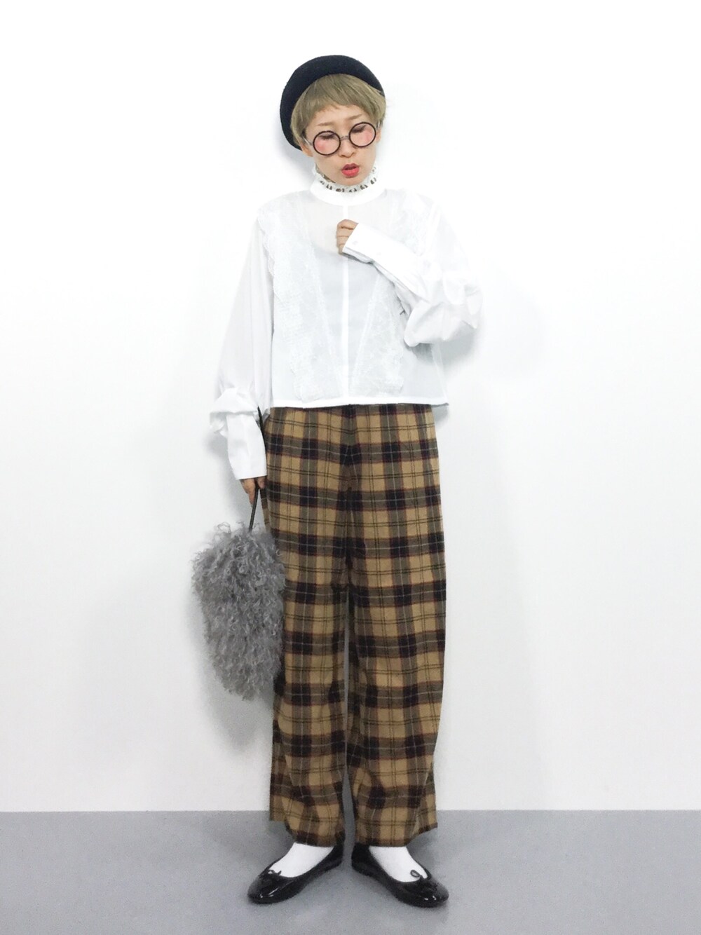 「ブラウス、ハイネック、チェックパンツ、イージーパンツ、ファーバッグ、オンザ眉毛、低身長、白ブラウス、レーストップス、秋コーデ」｜「UR SELECTのチベットラム巾着（ショルダーバッグ、グレー系）」を使った、ひいこさん（レディース・154cm）の秋コーディネートの1枚目の写真