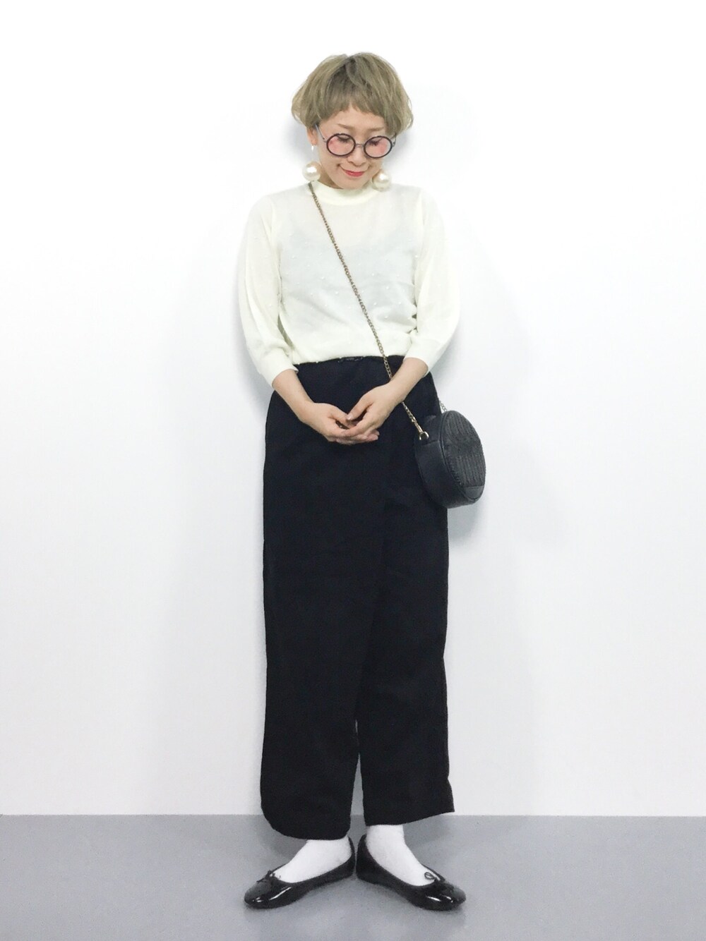 「ニット、ドット、コーデュロイパンツ、パールアクセ、モノトーンコーデ、オンザ眉毛、黒パンツ、ショートヘア、ラップパンツ、merlot」｜「natural coutureのぽこぽこレトロドットニット（ニット/セーター、ホワイト系）」を使った、ひいこさん（レディース・154cm）の秋コーディネートの1枚目の写真