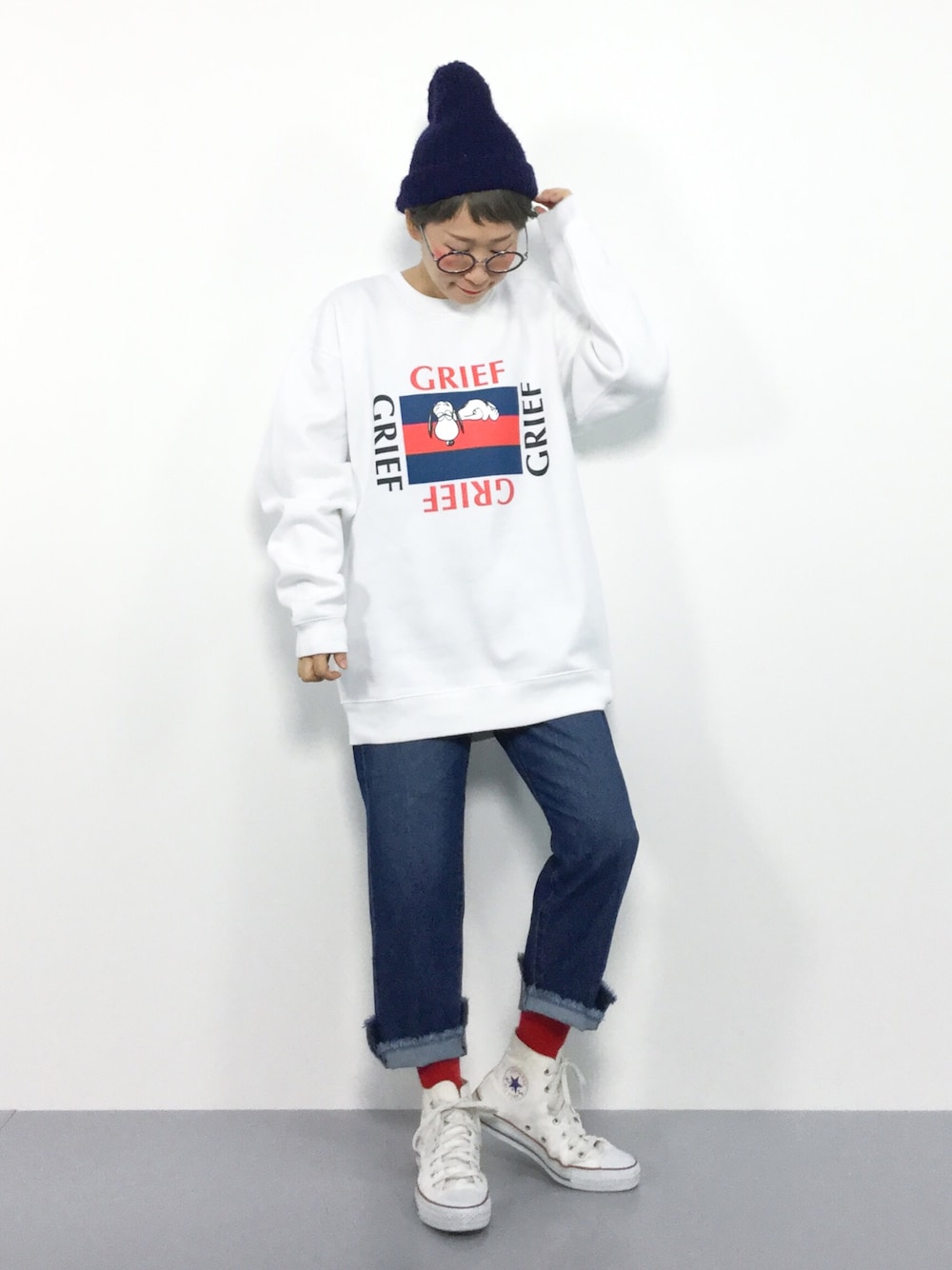「ビッグシルエット、ニット帽、スヌーピー、デニムパンツ、赤い靴下、カジュアルコーデ、ビッグスウェット、秋コーデ」｜「kutirのシガレットデニム（デニムパンツ、ブルー系）」を使った、ひいこさん（レディース・154cm）の秋コーディネートの1枚目の写真