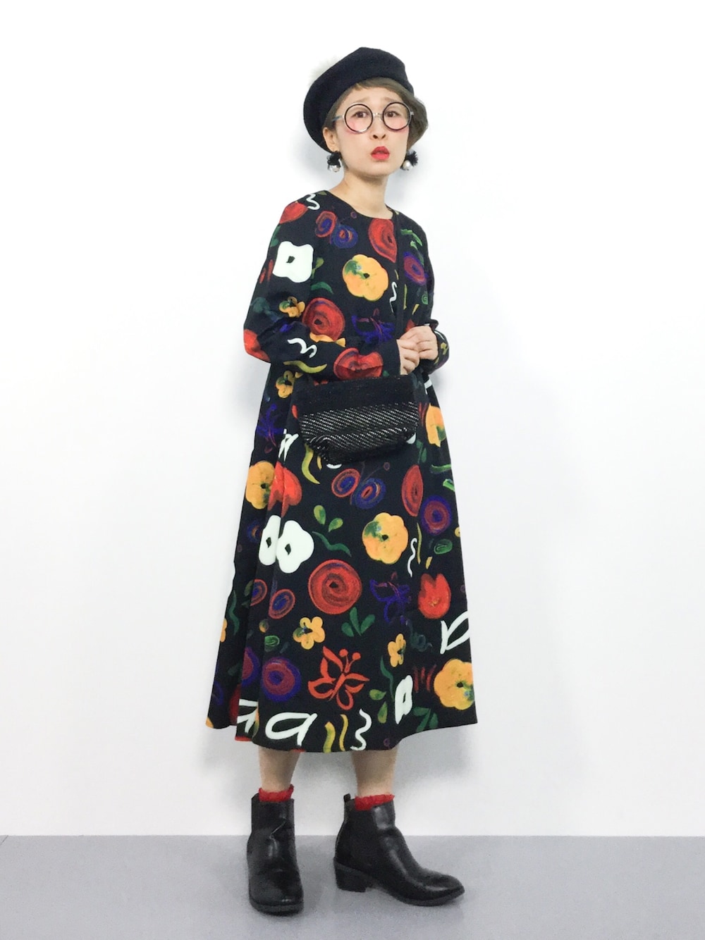 「ワンピース、ベレー帽、ショートブーツ、柄ワンピース、秋、merlot」｜「MERLOTの植物デッサン柄ワンピース7884（ワンピース、ブラック系）」を使った、ひいこさん（レディース・154cm）の秋コーディネートの1枚目の写真