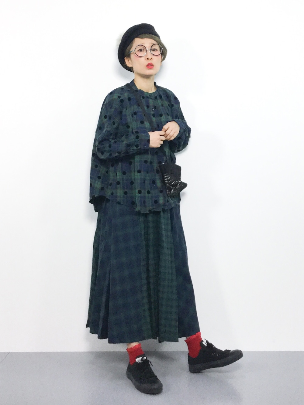 「チェック、チェックシャツ、ベレー帽、水玉、ロングスカート、ドット柄、柄×柄、チェックスカート、merlot、秋コーデ」｜「MERLOTのチェック柄ドットフロッキーブラウス2985（シャツ/ブラウス、ブルー系）」を使った、ひいこさん（レディース・154cm）の秋コーディネートの1枚目の写真