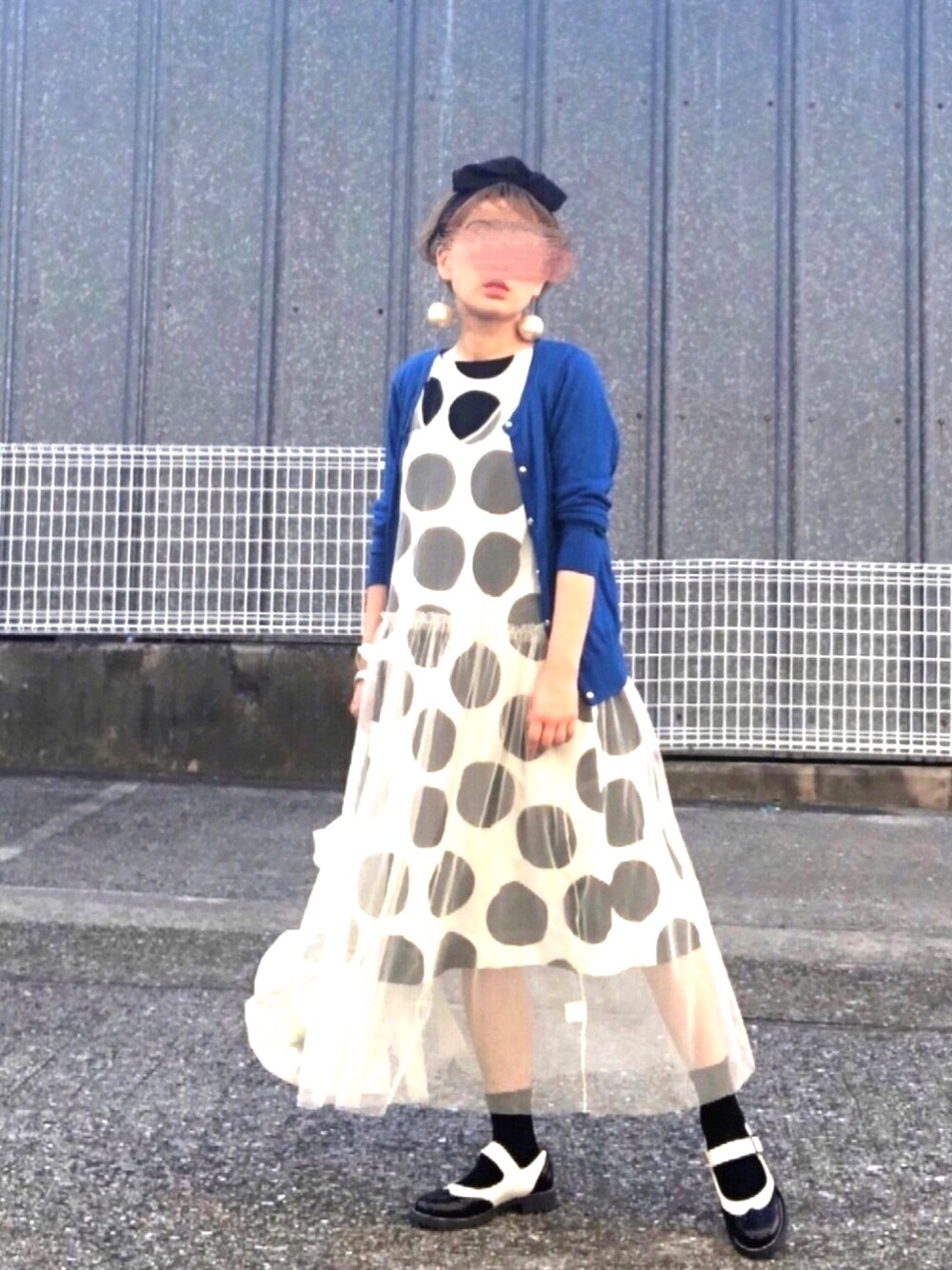 「カーディガン、ワンピース、ユニクロ、マリメッコ、モノトーンコーデ、パールアクセ、ひいこドットコム、チュールワンピ、個性派、低身長」｜「MERLOTのラフリボンヘアバンド9674（ヘアバンド、ブラック系）」を使った、ひいこさん（レディース・154cm）の秋コーディネートの1枚目の写真