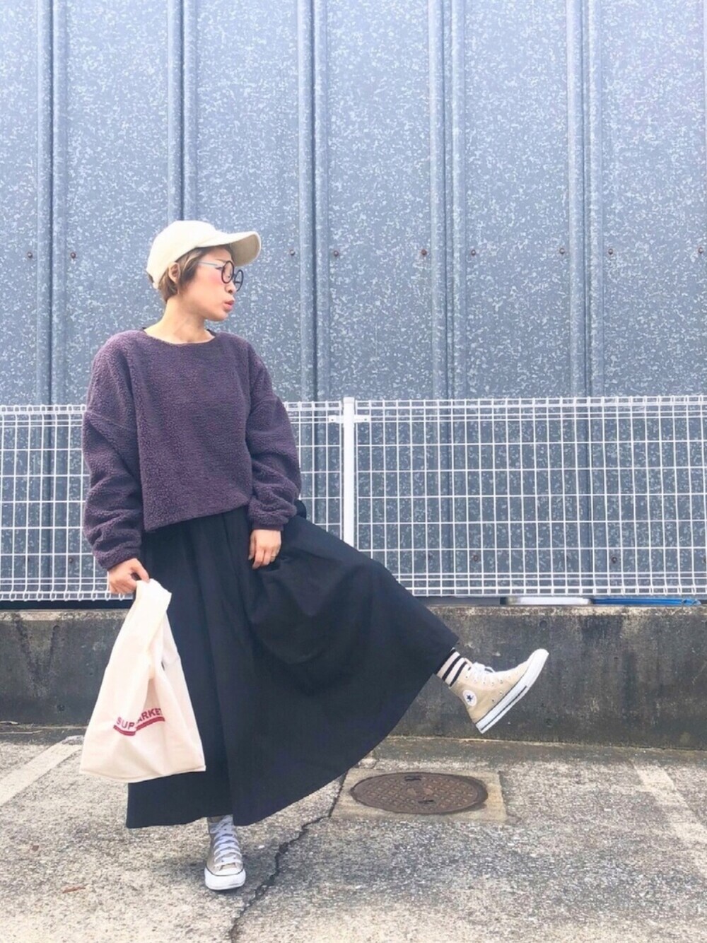 「秋服、低身長、シンプル、コンバース、スニーカー、ボーダーソックス、パープル、もこもこ、niko and ...、キャップ女子」｜「didiziziのくま刺繍 コーデュロイCAP（キャップ、ホワイト系）」を使った、ひいこさん（レディース・154cm）の秋コーディネートの1枚目の写真