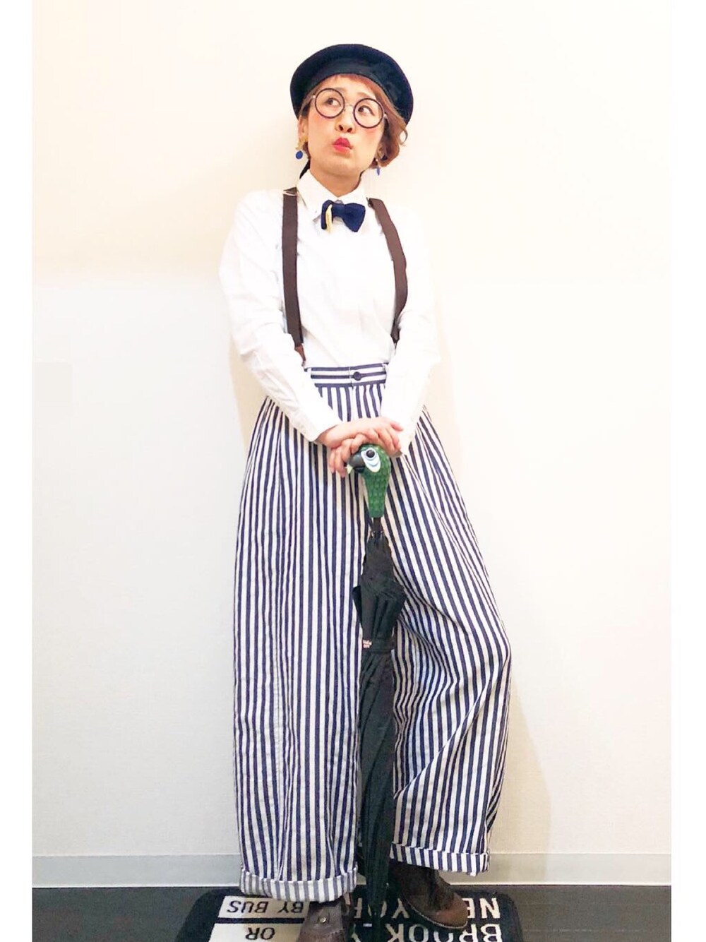 「ストライプパンツ、ワイドパンツ、サスペンダー、merlot、白シャツ、蝶ネクタイ、ベレー帽×メガネ、ネネット女子、ne-net、個性派」｜「Ne-netのS ボッカベレー（ハンチング/ベレー帽、ブルー系）」を使った、ひいこさん（レディース・154cm）の秋コーディネートの1枚目の写真