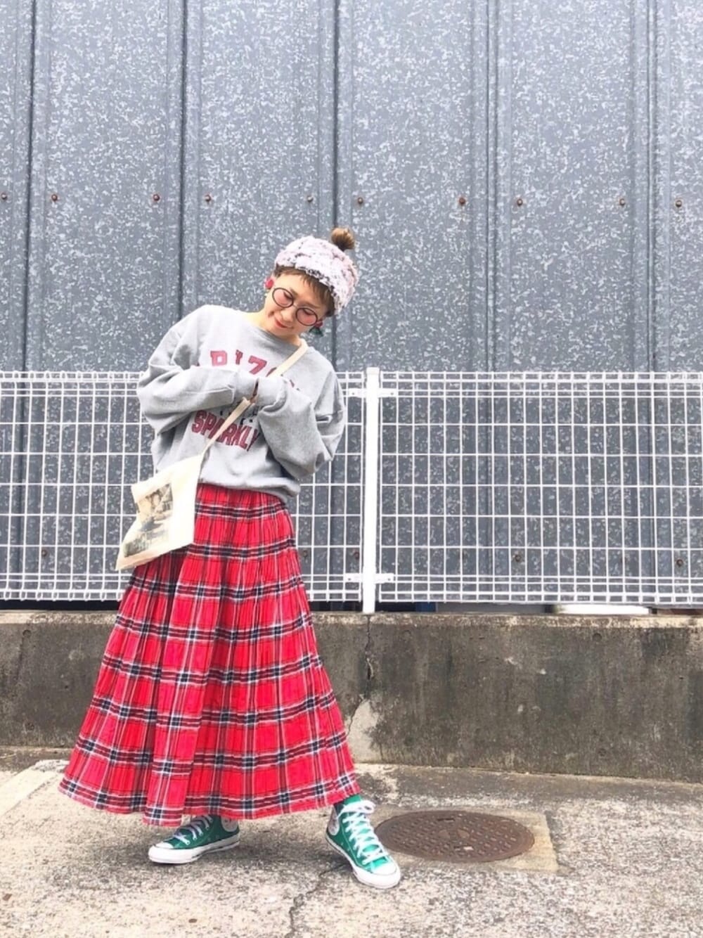 グレー系のTシャツ/カットソー、グリーン系のスニーカー、ホワイト系のショルダーバッグを着用したレディースの秋コーディネートの1枚目の写真