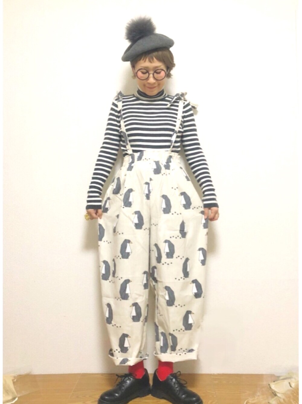 「柄×柄、ボーダーニット、タートルネック、ぺんぎん、柄パンツ、サスペンダーパンツ、merlot、ベレー帽×メガネ、個性派、赤い靴下」｜「MERLOTのﾍﾟﾝｷﾞﾝ幾何学柄パンツ1460（サロペット/オーバーオール、ベージュ系）」を使った、ひいこさん（レディース・154cm）の冬コーディネートの1枚目の写真