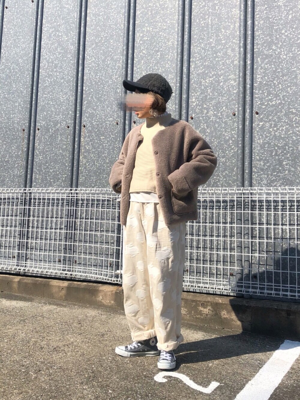 ホワイト系のシャツ/ブラウス、ホワイト系のニット/セーター、ベージュ系のノーカラージャケットを着用したレディースの春コーディネートの1枚目の写真