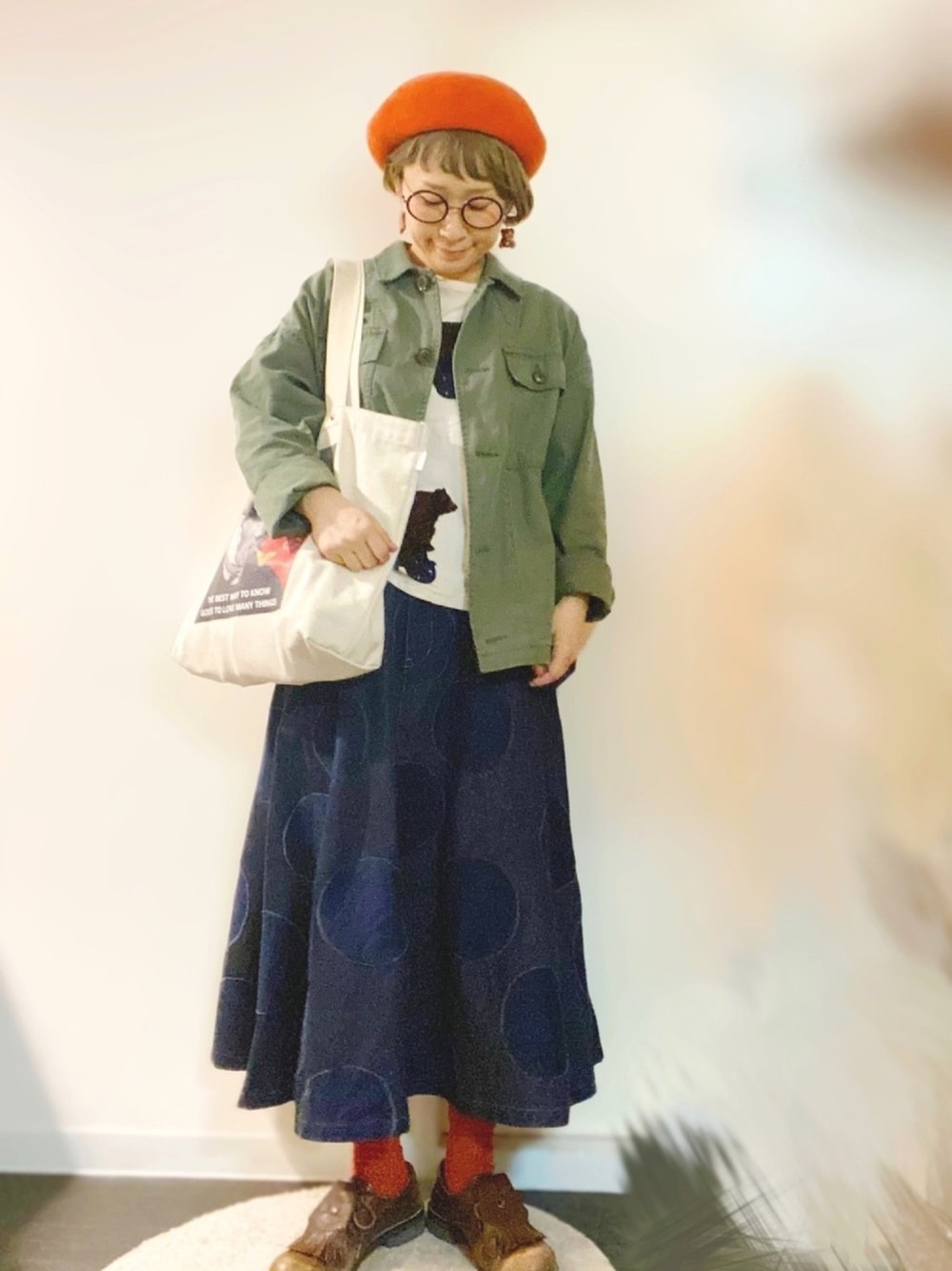 「春色、低身長コーデ、はるコーデ、デニムスカート、ドット、柄×柄、ベレー帽、カーキアウター、個性派、甘辛mix」｜「雑誌屋さんで1000円で購入✨のアイテム（ハンチング/ベレー帽、オレンジ系）」を使った、ひいこさん（レディース・154cm）の春コーディネートの1枚目の写真