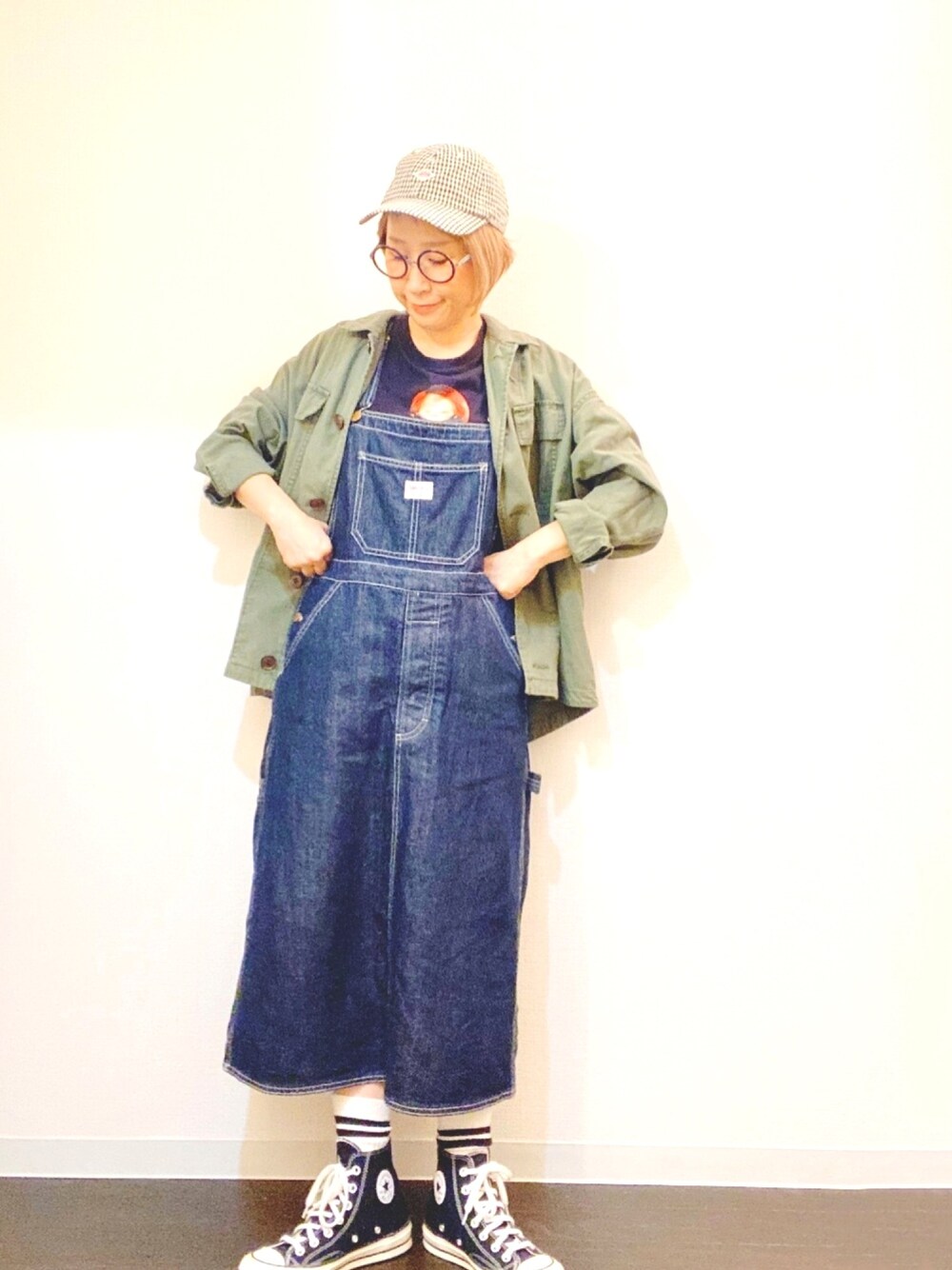 「秋コーデ、低身長、カジュアルコーデ、楽チンコーデ、スニーカー、デニム、UNIQLO、サロペットスカート、カーキアウター、ラインソックス」｜「DANTONの【DANTON / ダントン】キャップ （ストライプ/ギンガム）＃JD7144-（NDC/CGG）（キャップ、ブラック系）」を使った、ひいこさん（レディース・154cm）の秋コーディネートの1枚目の写真