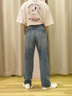 「earth music&ecology（アースミュージックアンドエコロジー）のCOTTON USAデニムパンツ(ストレート) 〇（デニムパンツ）」を使った、ちあきさん（レディース・155cm）の春コーディネート