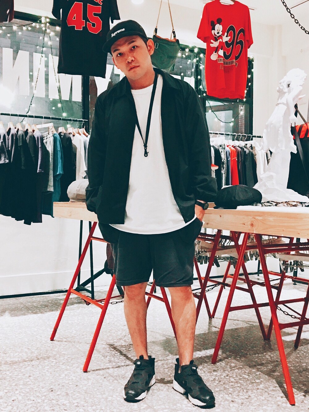 「supreme、TALKING ABOUT THE ABSTRACTION、reebok、journal standard、BEAMS、masanao hirayama、PORTER、シンプル、オトナカジュアル、カジュアル」｜「ReebokのREEBOK リーボック INSTAPUMP FURY OG インスタポンプフューリーＯＧ V65750　BLACK/WHITE（スニーカー、ブラック系）」を使った、RYAN Zさん（メンズ・176cm）の春コーディネートの1枚目の写真