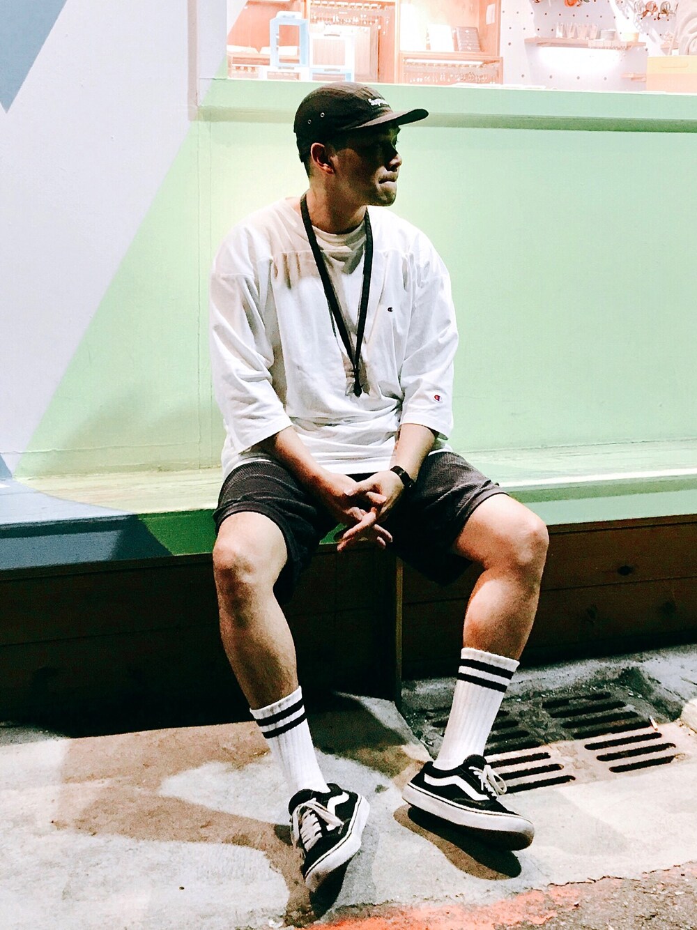 「supreme、BEAMS、VANS、TALKING ABOUT THE ABSTRACTION、PORTER、オトナカジュアル、おしゃれさんと繋がりたい、シンプル、カジュアル、白Tシャツ」｜「VANSのVANS ヴァンズ OLD SKOOL DX オールドスクール DX V36CL+ BLACK（スニーカー、ブラック系）」を使った、RYAN Zさん（メンズ・176cm）の春コーディネートの1枚目の写真