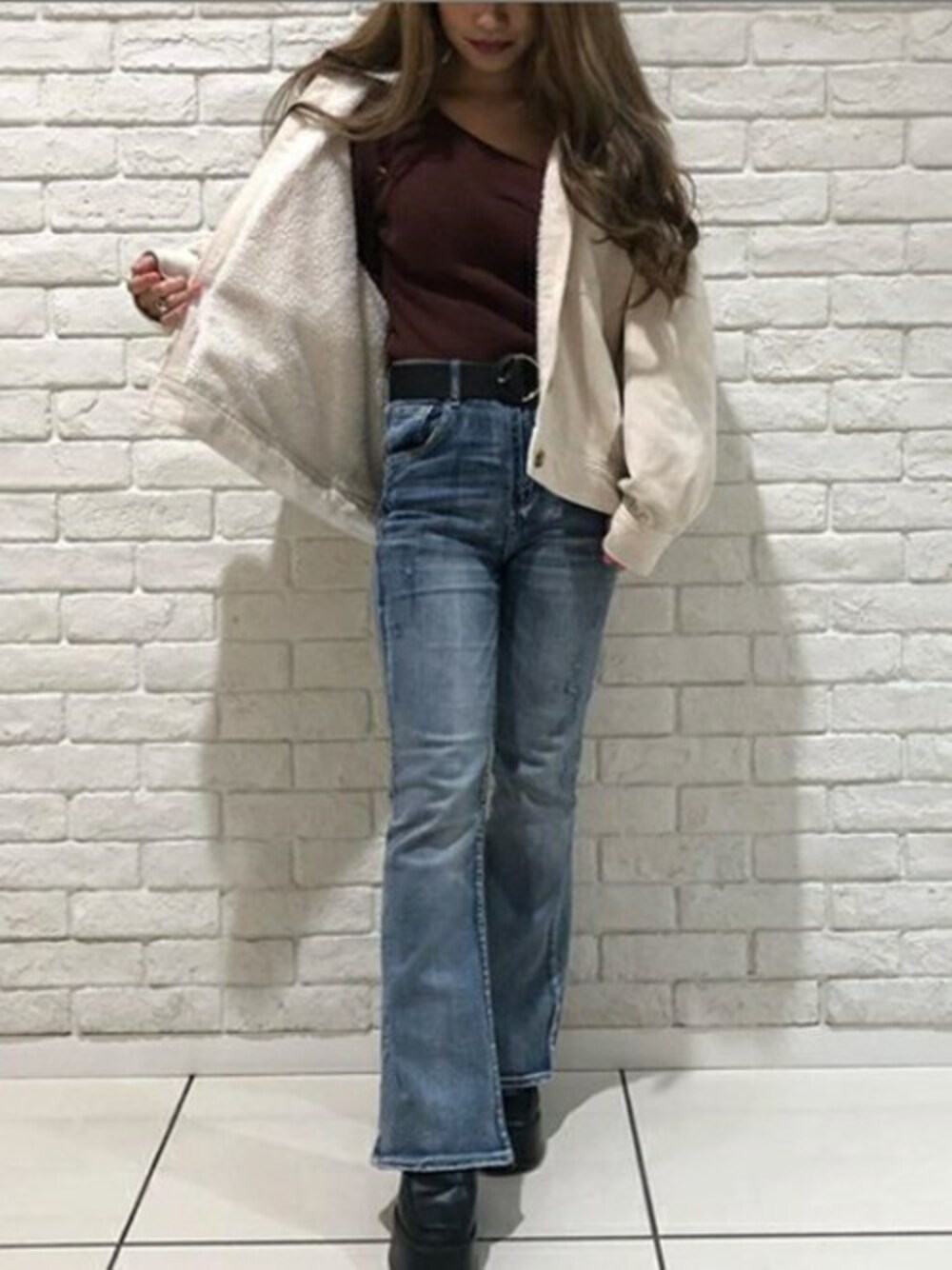 ホワイト系のその他アウター、ブラウン系のTシャツ/カットソーを着用したレディースの冬コーディネートの1枚目の写真