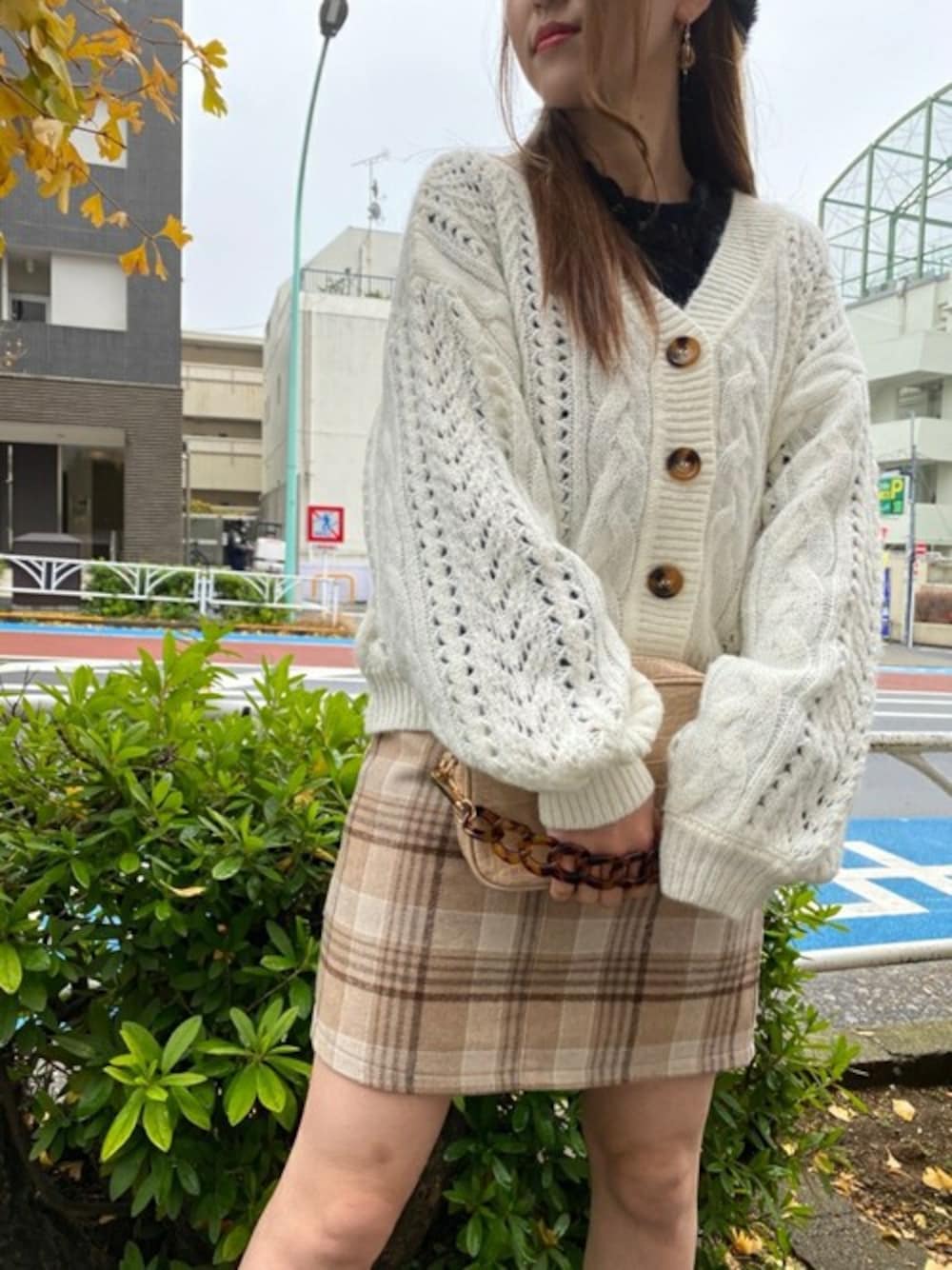 「#チェック、#ニット、＃カーディガン、#ガーリー、#プチプラ、#oneway、#台形スカート、#フェミニン、#ワンウェイ、#one way」｜「one wayのチェック台形スカート（スカート、ベージュ系）」を使った、onewayさん（レディース・160cm）の冬コーディネートの1枚目の写真