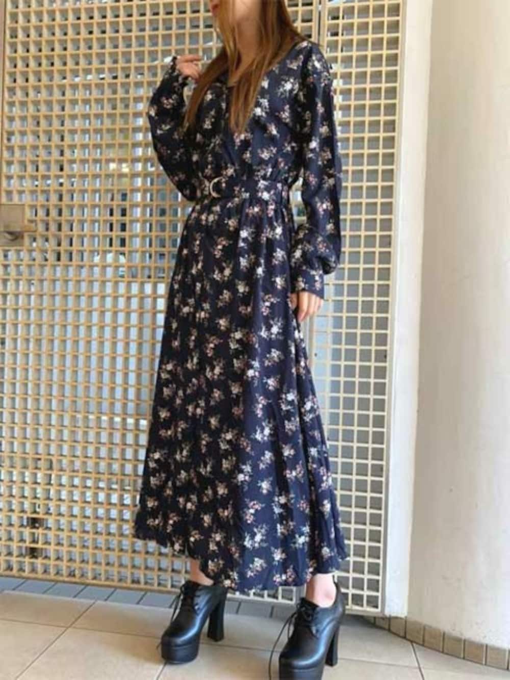 ブルー系のワンピースを着用したレディースの冬コーディネートの1枚目の写真