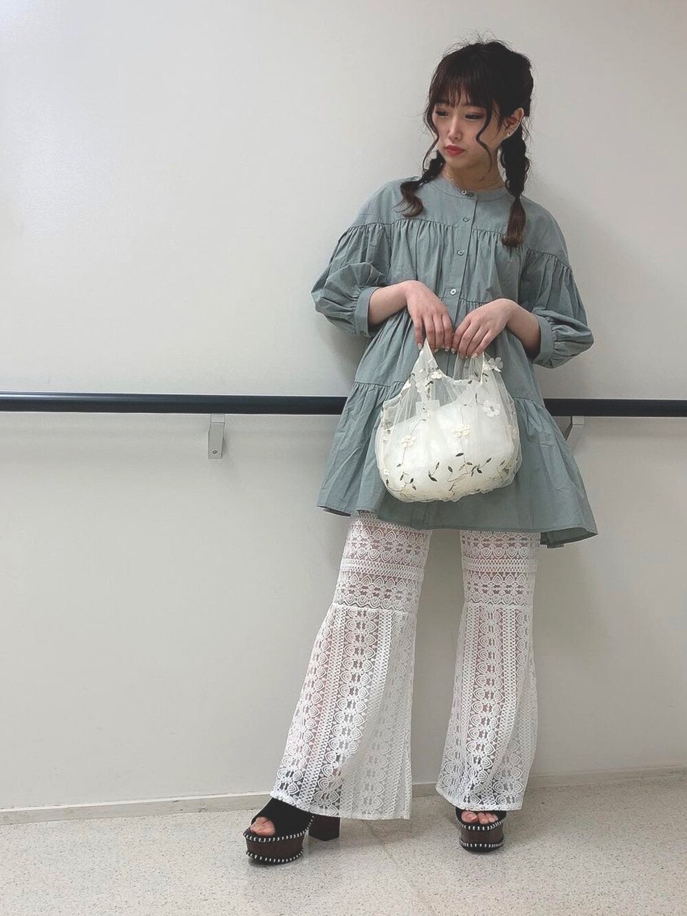 グリーン系のワンピース、グレー系のエコバッグ/サブバッグ、ホワイト系のその他パンツを着用したレディースの春コーディネートの1枚目の写真