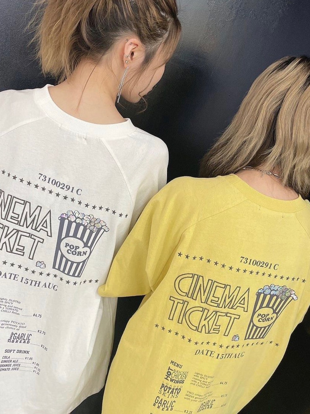 「シンプルコーデ、休日コーデ、夏コーデ、カジュアル、プチプラコーデ、シンプルスタイル、スニーカーコーデ、Tワンピース、双子コーデ、one way」｜「one wayのリフレクターロゴTワンピース（ワンピース、ホワイト系）」を使った、onewayさん（レディース・160cm）の春コーディネートの1枚目の写真