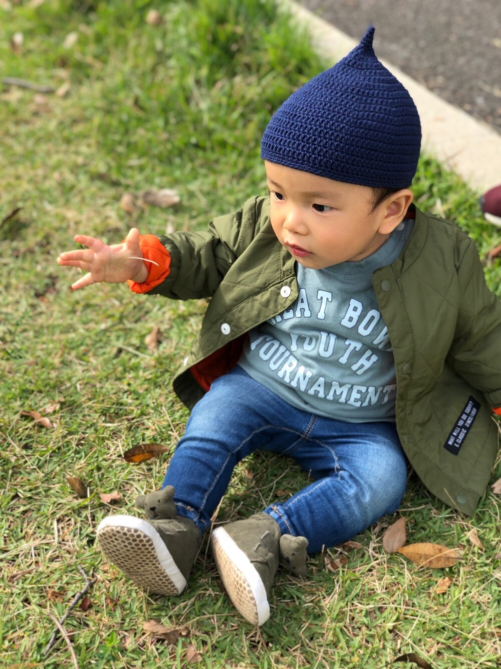 「男の子、男の子コーデ、公園スタイル、お散歩コーデ、1歳3ヶ月」｜「minneのアイテム（ニットキャップ/ビーニー、ブルー系）」を使った、はちさん（キッズ・80cm）の秋コーディネートの1枚目の写真
