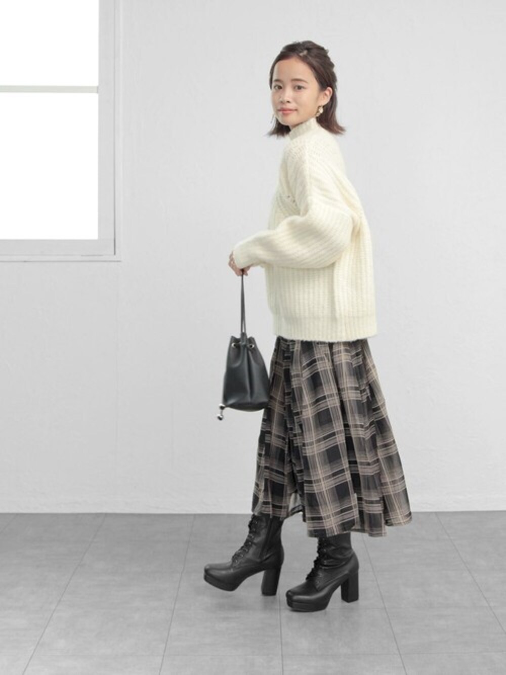 「シンプル、ベーシック、ロングブーツ、レースアップシューズ、プラットフォーム、厚底、黒コーデ、編み上げブーツ、辛口、ボリュームソール」｜「SOROTTOの厚底レースアップニーハイブーツ (LADYS)（ブーツ、ブラック系）」を使った、sr__aさん（レディース・152cm）の秋コーディネートの1枚目の写真